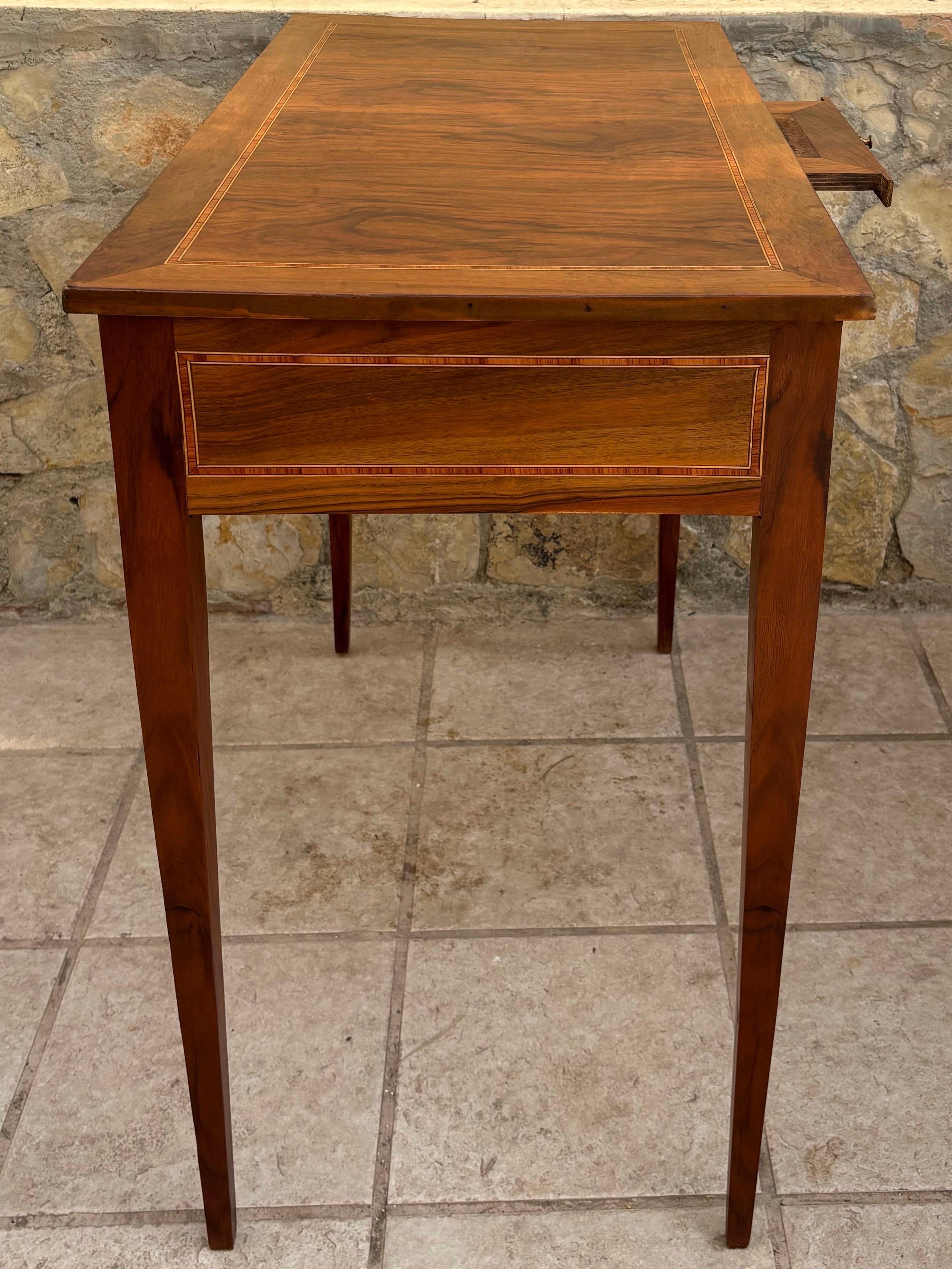 Französischer viktorianischer Damenschreibtisch mit Intarsien aus Königsholz, 1950er Jahre im Angebot 1