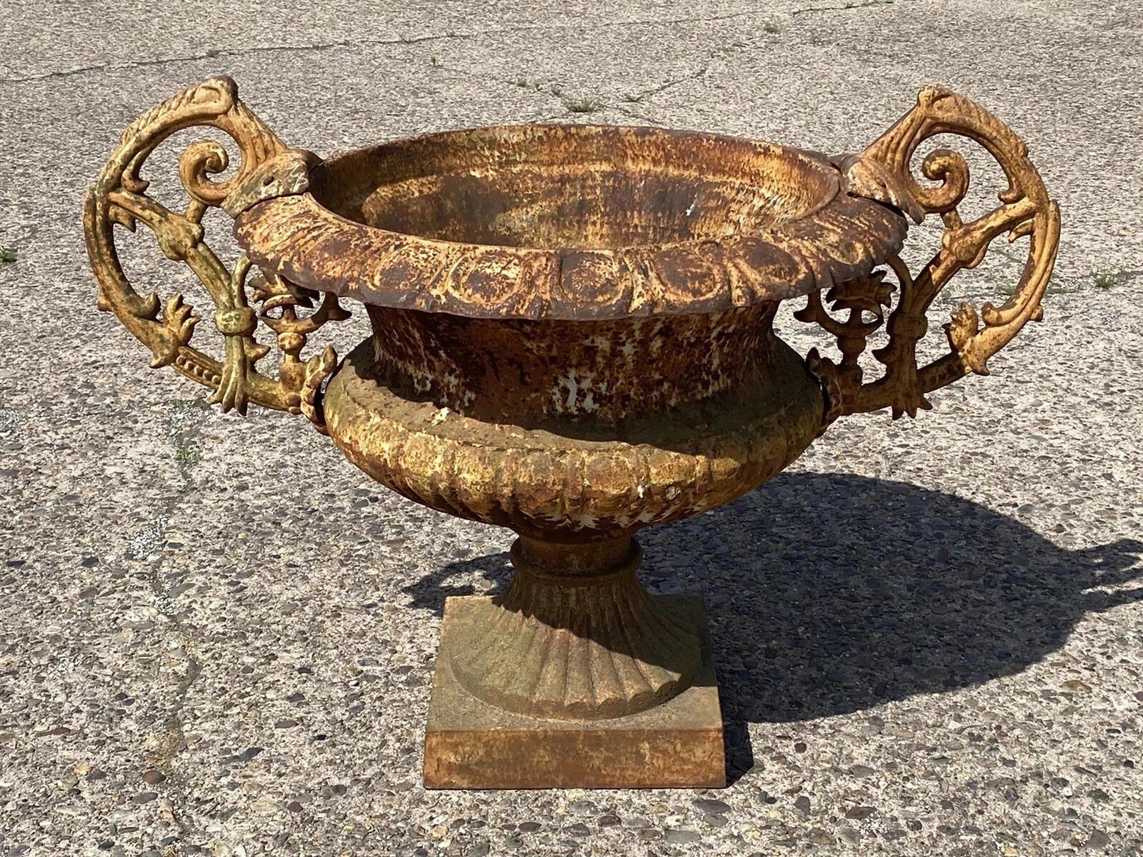 Inviaci un messaggio con il tuo codice postale per richiedere un preventivo per la spedizione negli Stati Uniti.

Vaso da giardino in ghisa di grandi dimensioni in stile vittoriano francese, largo 48
