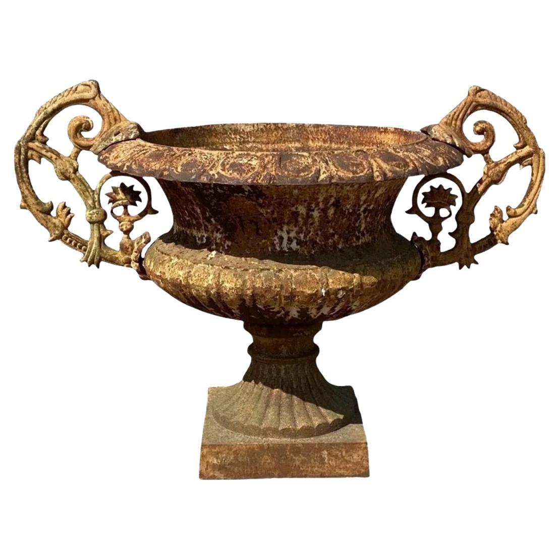 Vaso da giardino in ghisa francese vittoriano di grandi dimensioni largo 48" con maniglie in vendita