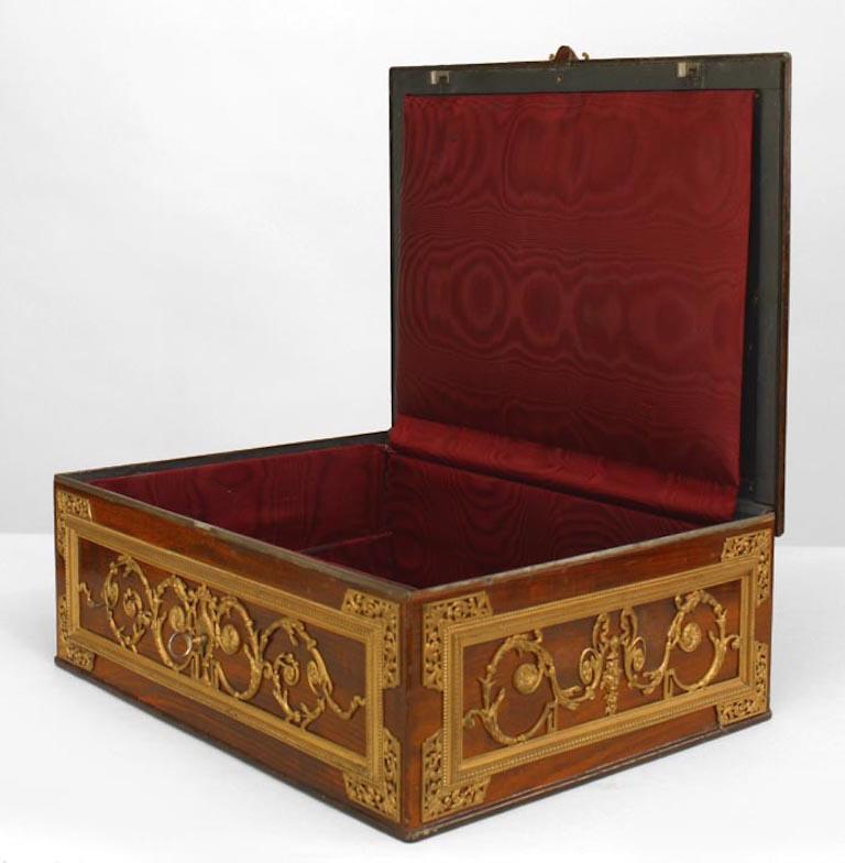 Grande boîte à bijoux victorienne française en métal peint en faux bois avec garniture en bronze doré et cadre central.
