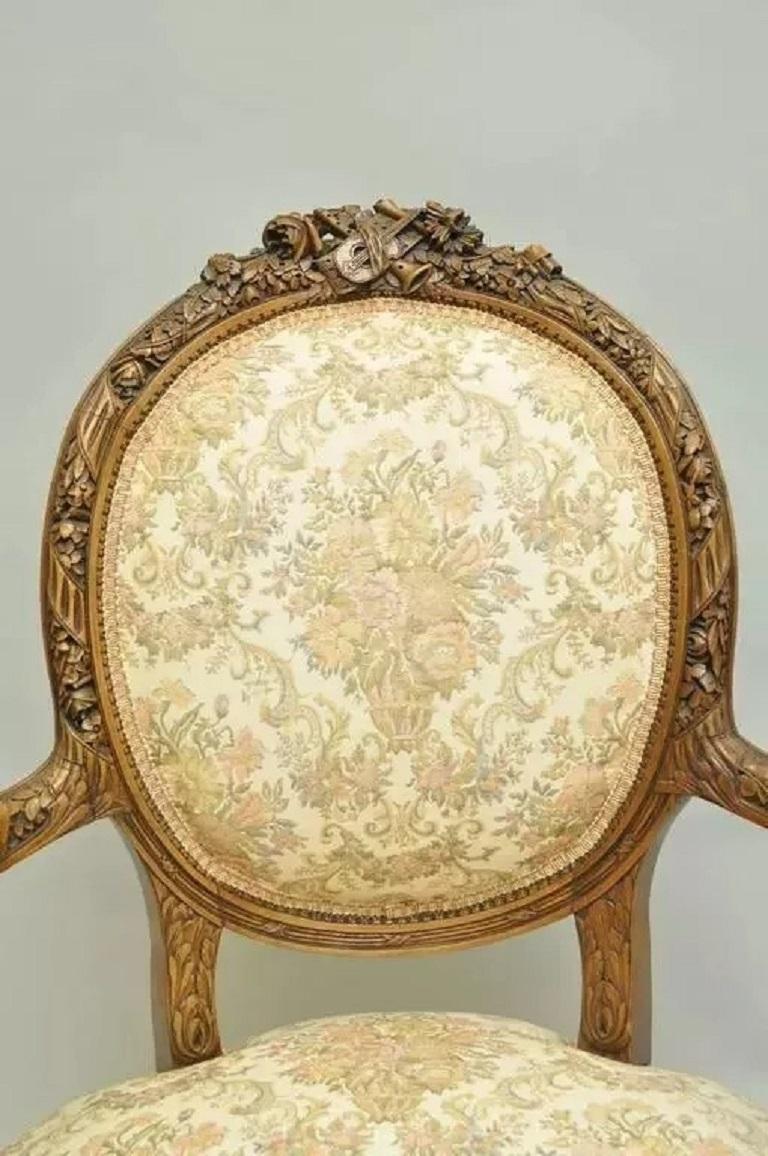 Sedia per strumenti musicali in noce finemente intagliata in stile vittoriano francese Luigi XVI in vendita 1