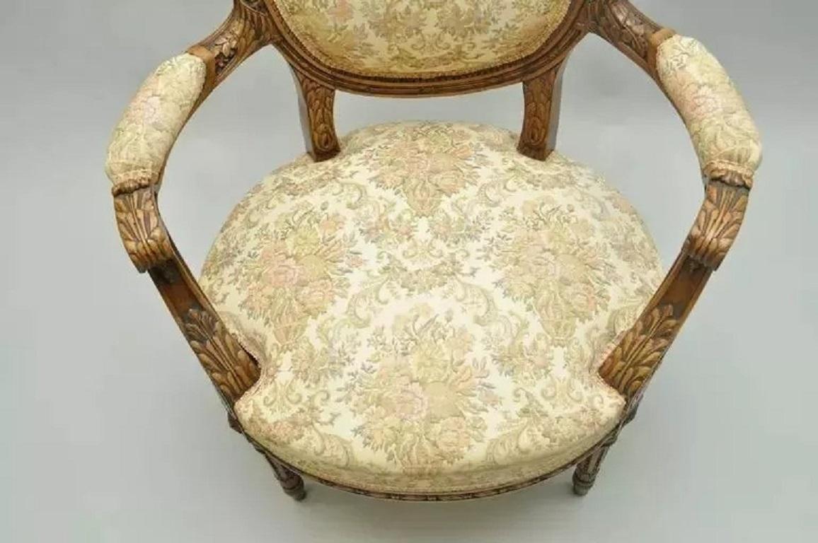 Sedia per strumenti musicali in noce finemente intagliata in stile vittoriano francese Luigi XVI in vendita 2