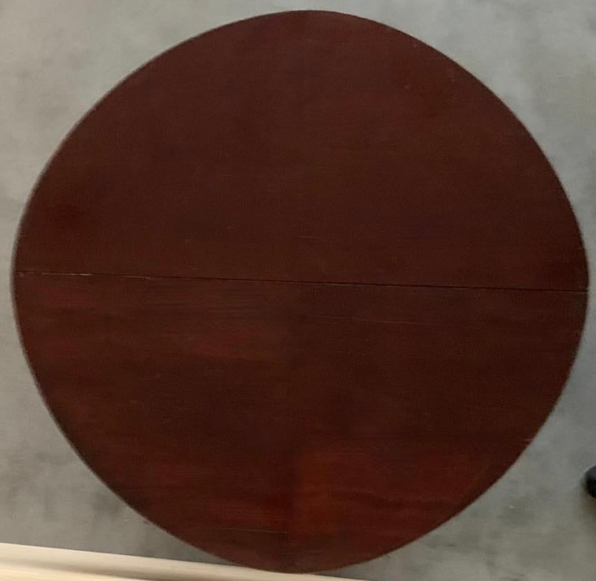 Provincial français Table ronde à piédestal en acajou sculpté de l'époque victorienne française en vente