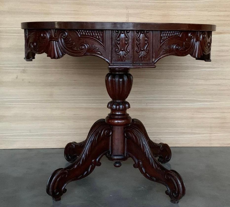 Table ronde à piédestal en acajou sculpté de l'époque victorienne française Bon état - En vente à Miami, FL