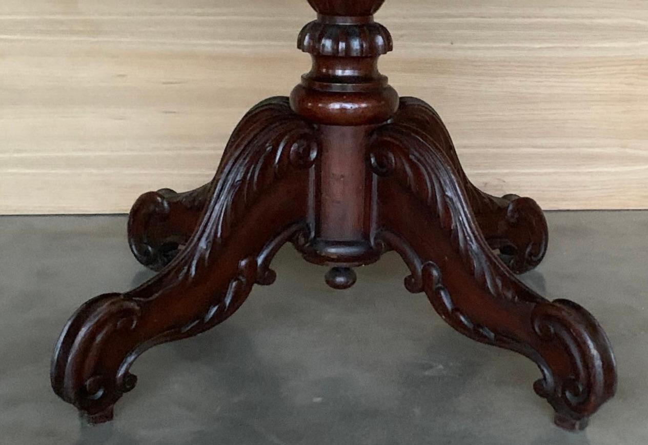 Acajou Table ronde à piédestal en acajou sculpté de l'époque victorienne française en vente