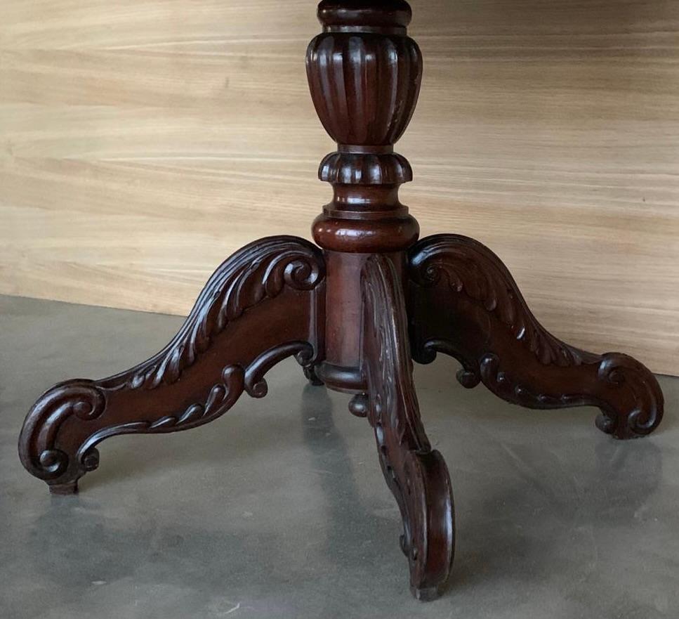 Table ronde à piédestal en acajou sculpté de l'époque victorienne française en vente 1