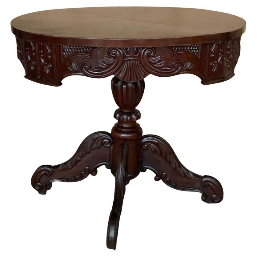 Table ronde à piédestal en acajou sculpté de l'époque victorienne française