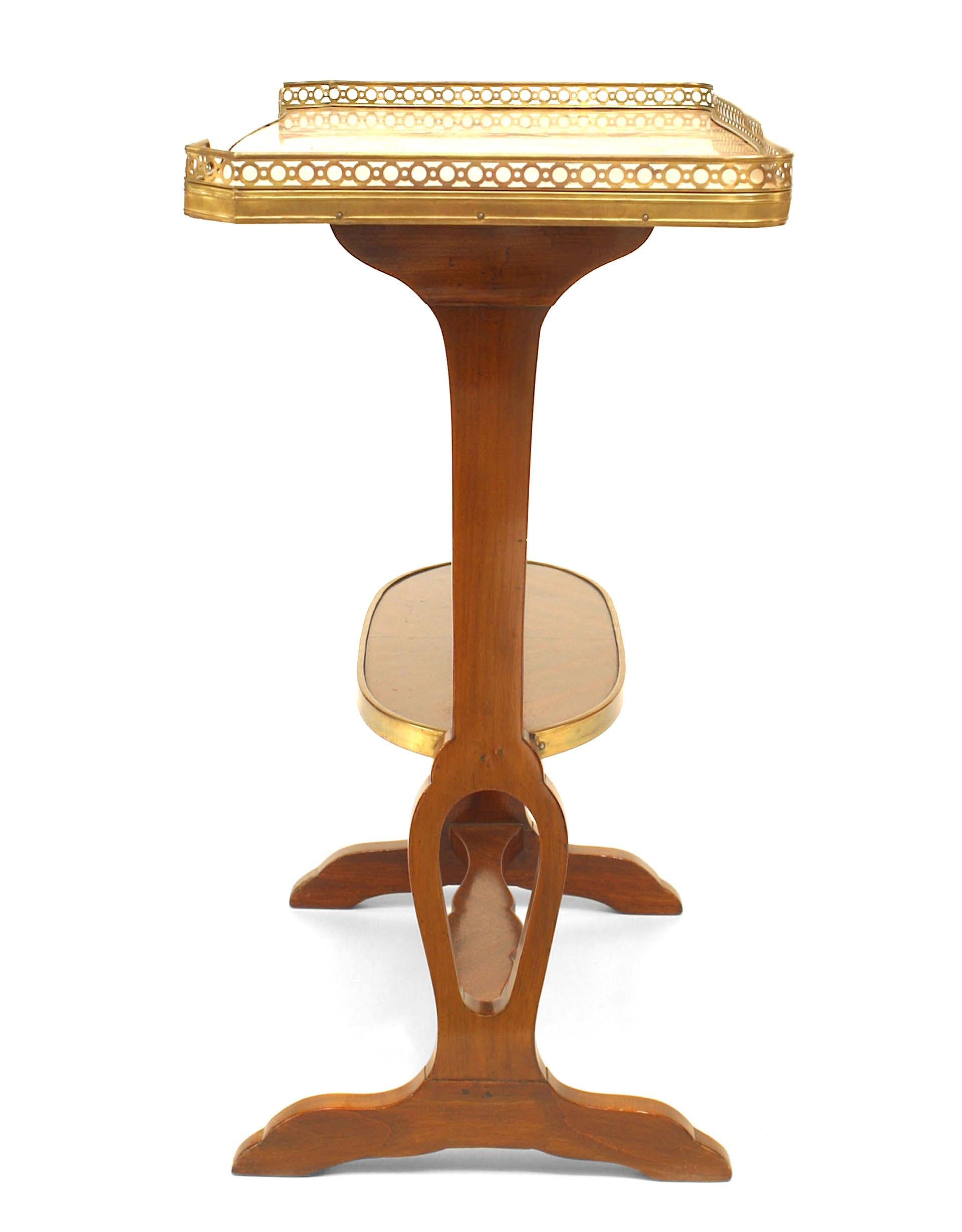 Table d'appoint victorienne française en acajou à plateau rectangulaire en marbre et tablette à traverse inférieure et galerie en laiton. (plateau de marbre réparé)