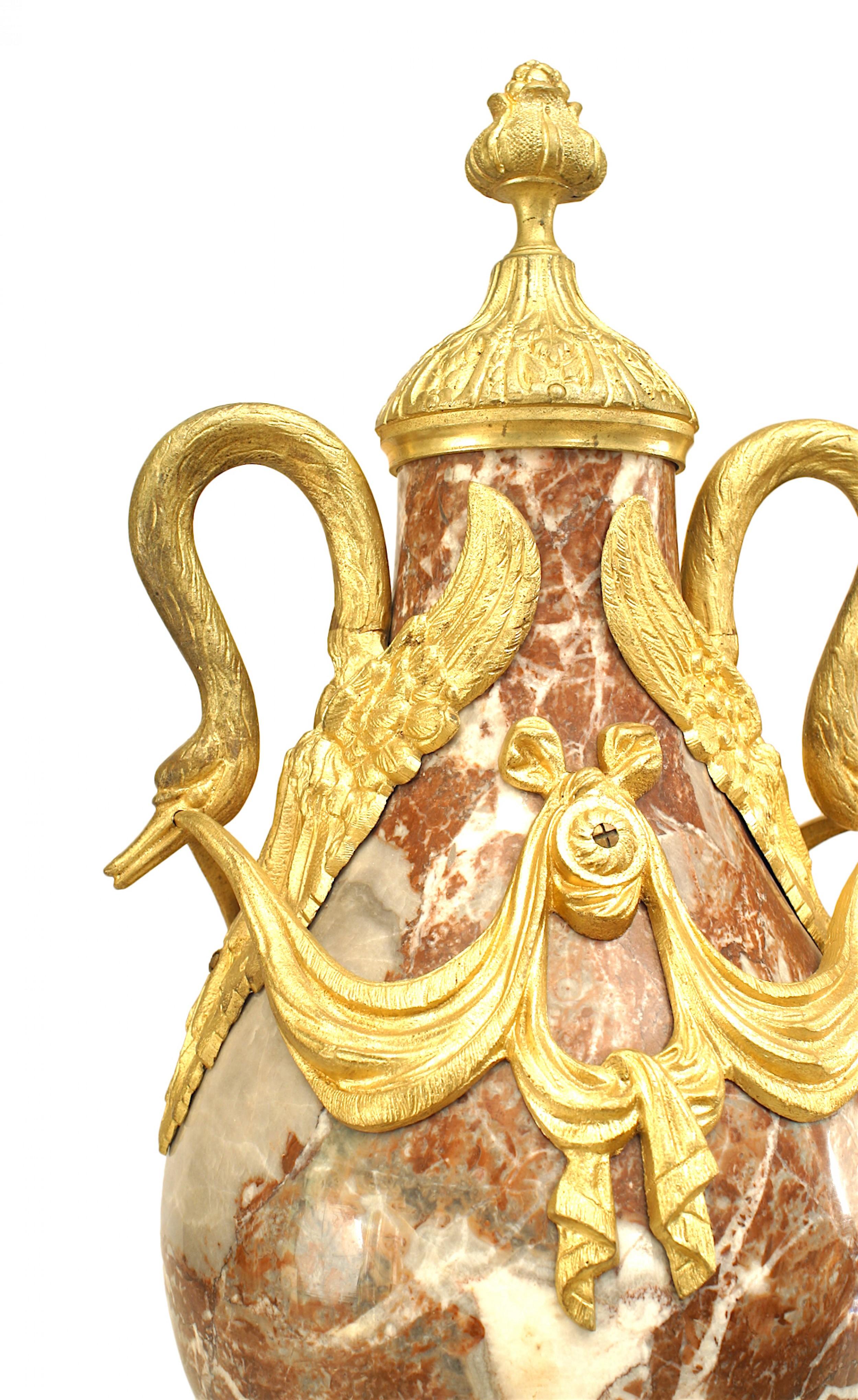 Urna francese vittoriana (19/20° secolo) in marmo marrone e bianco venato con manici a forma di cigno in bronzo con un disegno a drappeggio e montata su una base quadrata in bronzo con un terminale in alto.