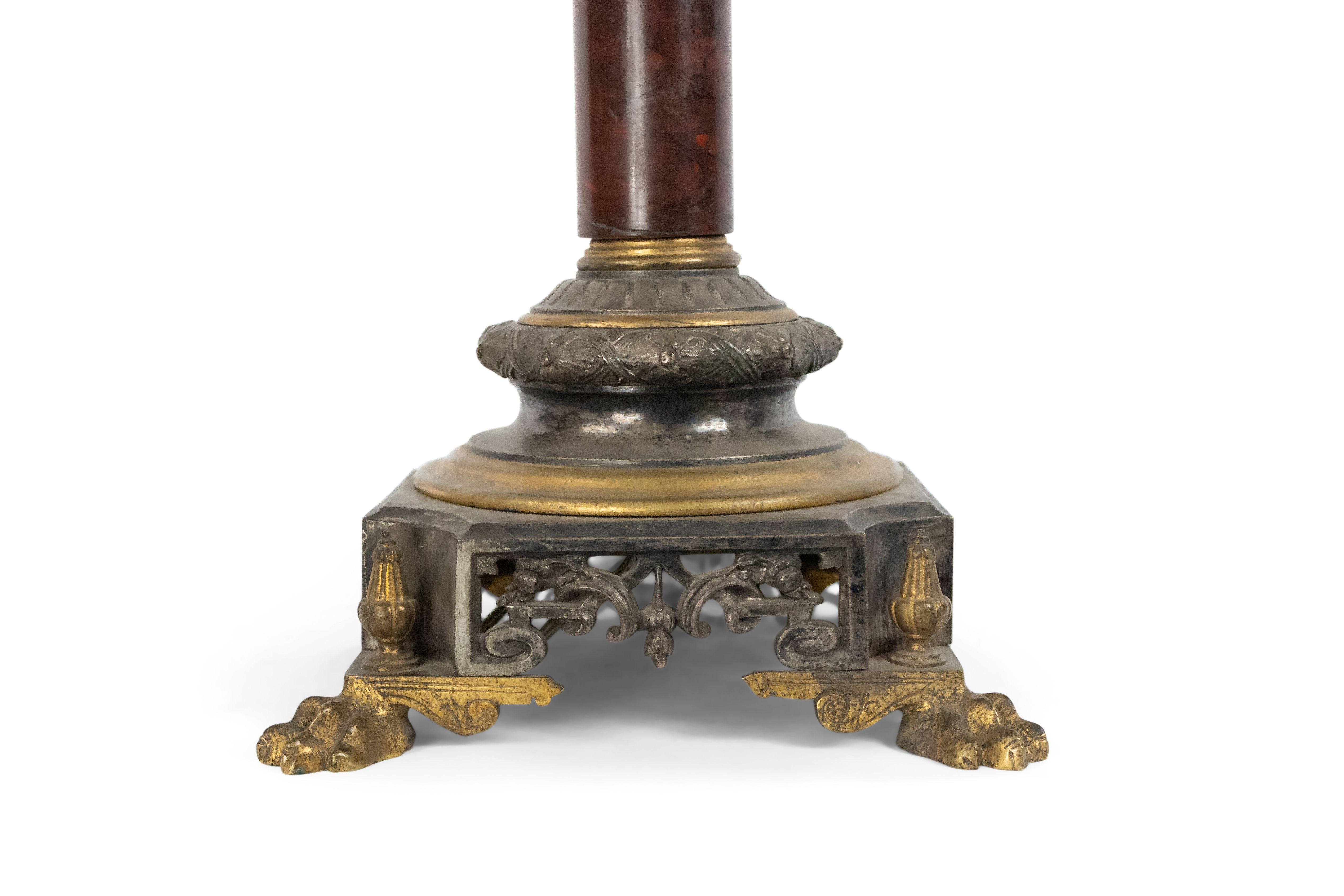 Lampe de table à colonne en marbre rouge de style victorien français, avec base carrée en bronze doré et argent, avec pieds griffes.