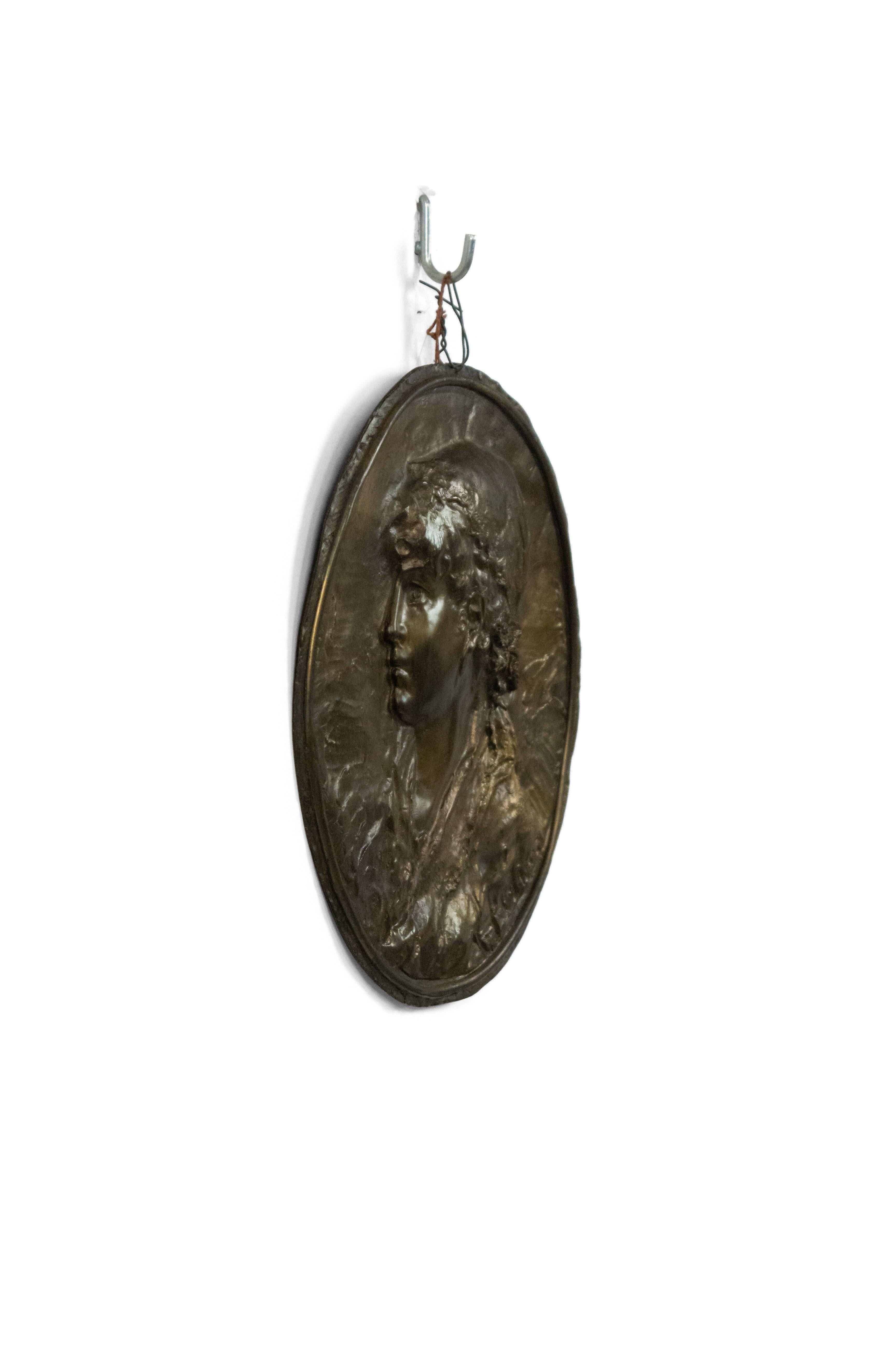 Französisch viktorianischen ovalen Metall Wandtafel von jungen Mädchen Kopf in Relief. (Unterzeichnet).
 