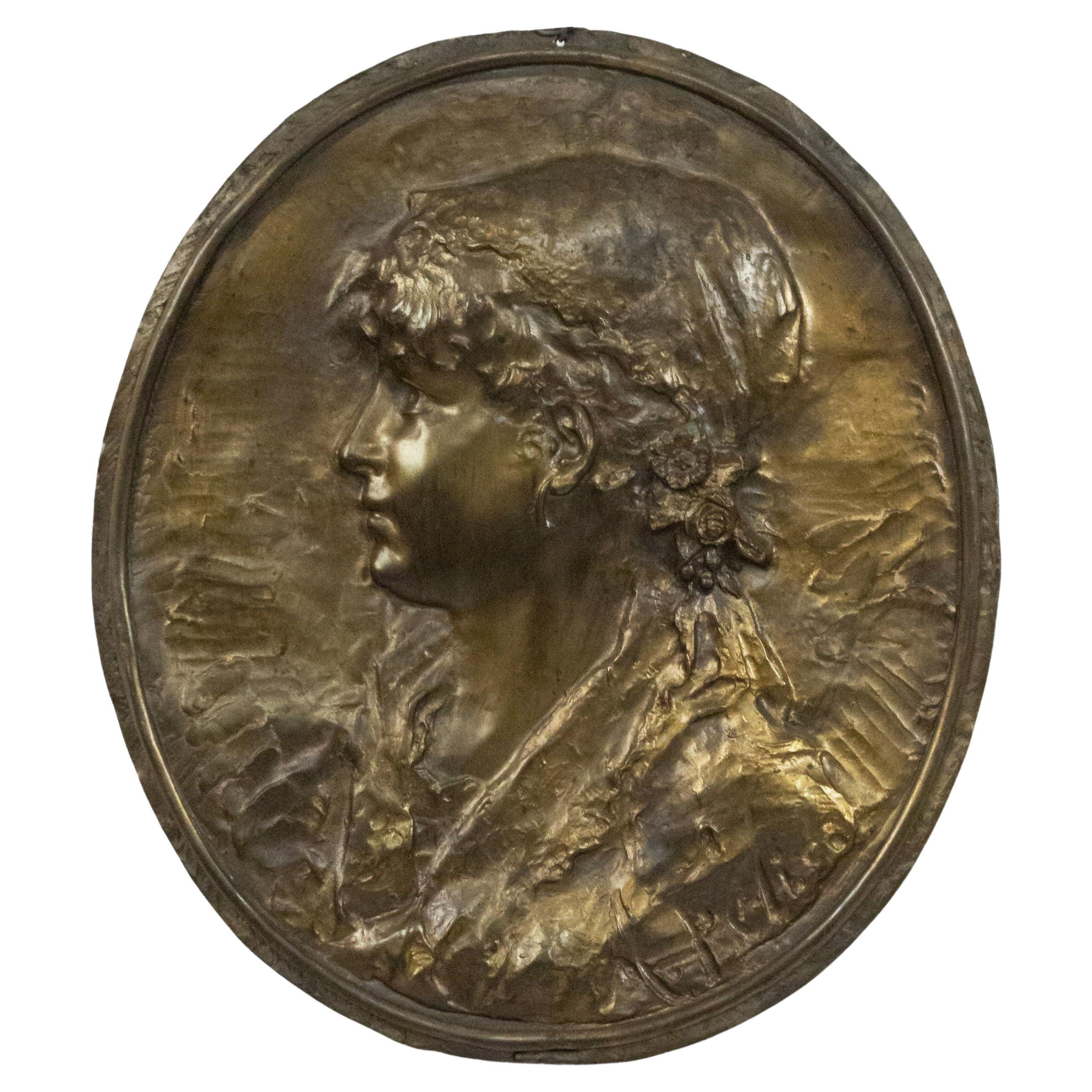 Plaque murale en médaillon en métal représentant une jeune fille de l'époque victorienne française
