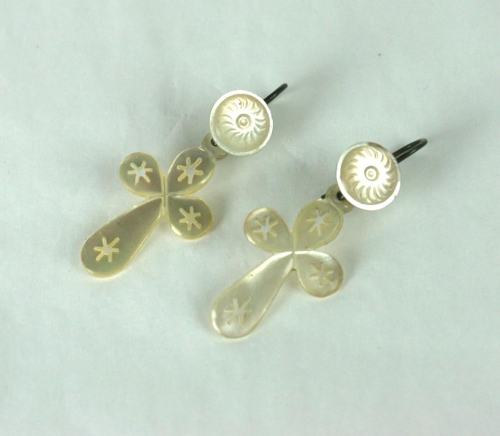 Pendientes Victorianos Franceses de Crucifijo Tallado en Madreperla en Excelente estado para la venta en New York, NY