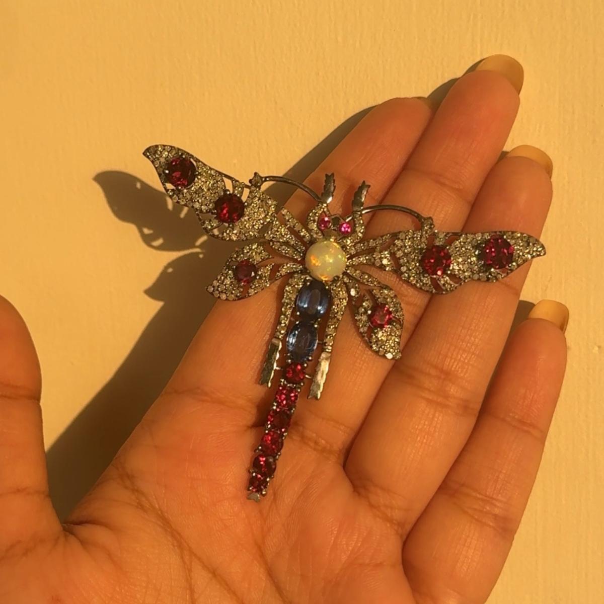 Broche libellule victorienne française pour lui en argent sterling, sertie de pierres précieuses et de diamants, qui est une fusion du surréalisme et de la libellule, conçue pour faire une déclaration audacieuse. Fabriqué avec amour et dans le souci