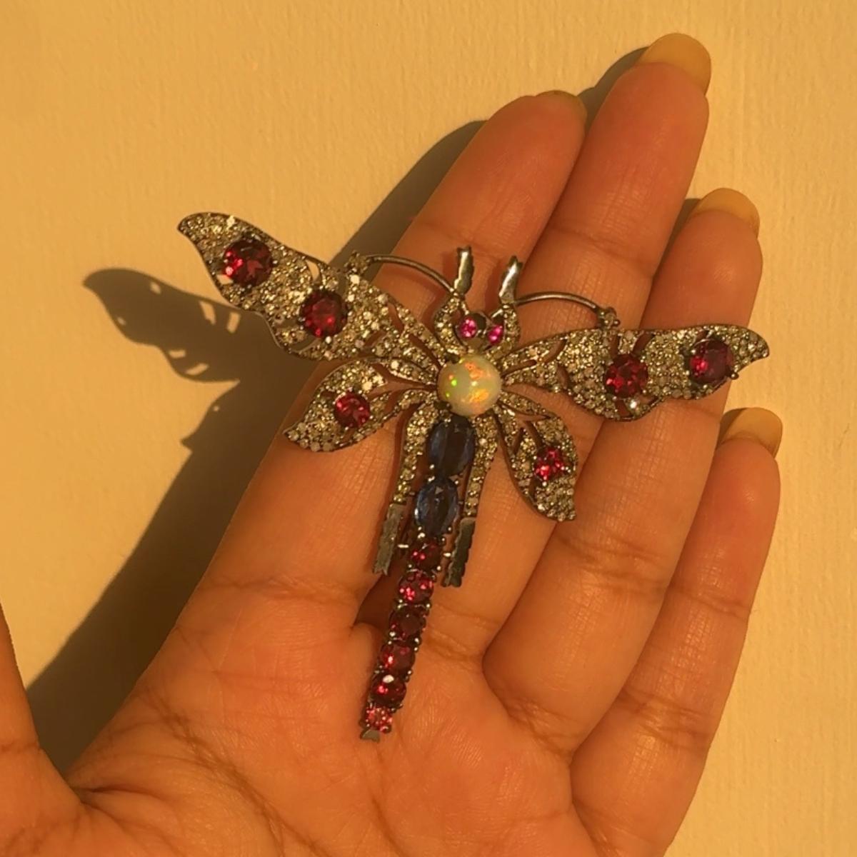 Taille mixte Broche libellule pour lui en argent, de style victorien français, sertie de pierres précieuses et de diamants en vente