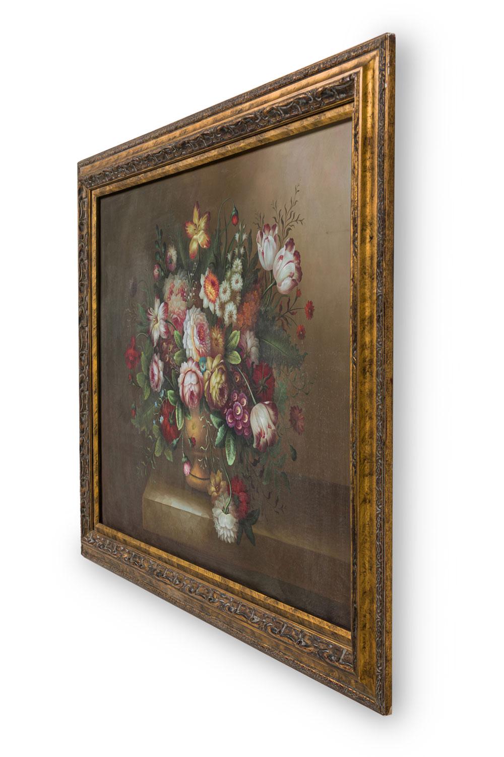 Natura morta in stile vittoriano francese con un bouquet di fiori in un vaso dorato e un fiore giallo a 5 foglie che ricorda una stella in olii colorati floreali su tela in una cornice dorata