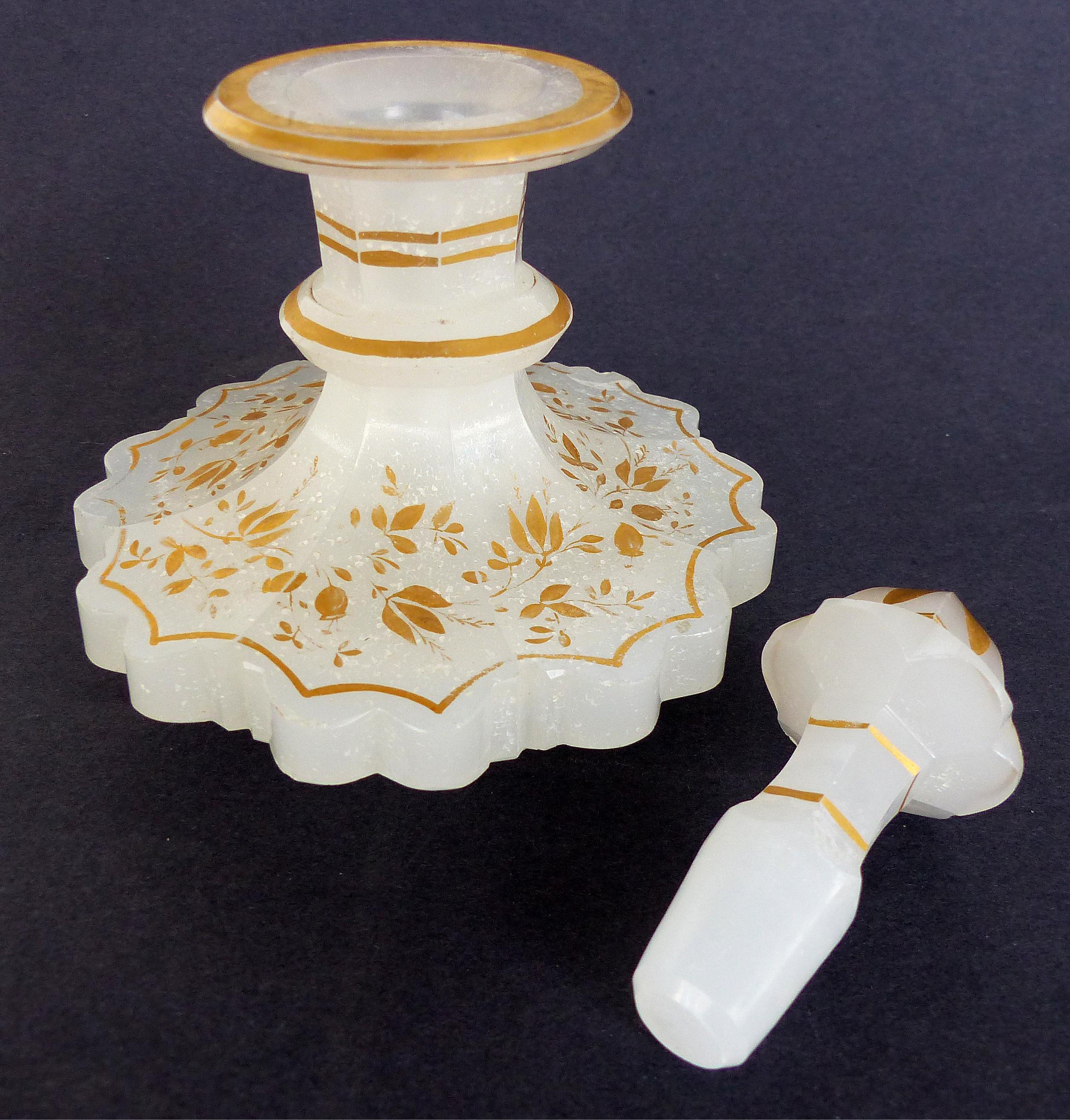 Flacon à parfum en verre opalin de l'époque victorienne, avec bouchon

Nous proposons à la vente un flacon de parfum en verre opalin français de qualité, de style victorien, avec une décoration dorée émaillée et son bouchon d'origine. Cette