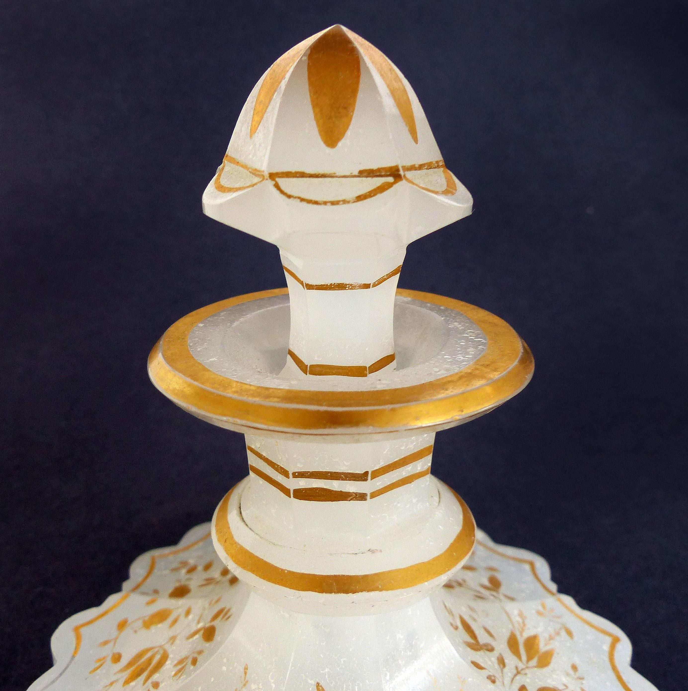 Victorien Bouteille à parfum en verre opalin et émail doré de style victorien français avec bouchon