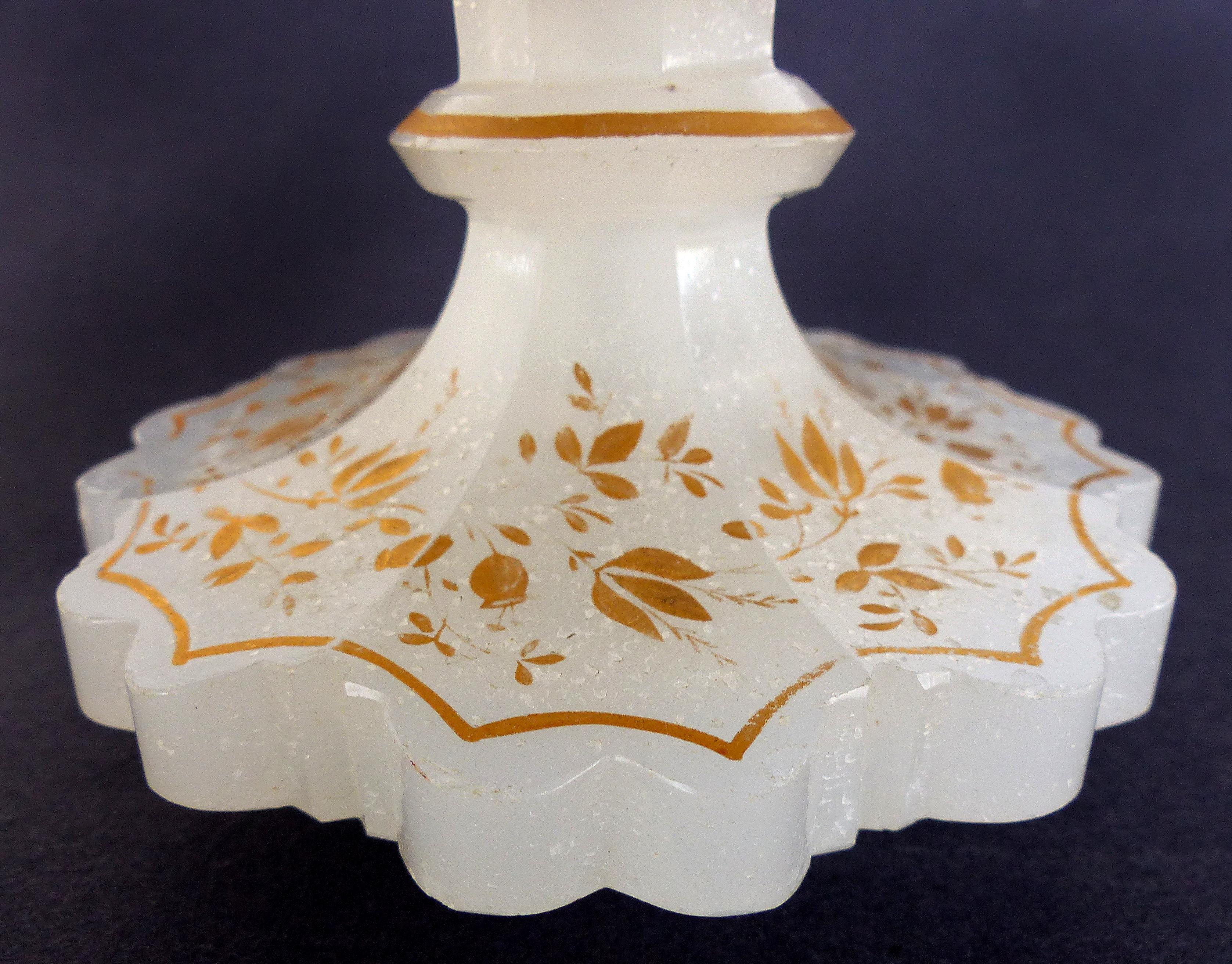 Français Bouteille à parfum en verre opalin et émail doré de style victorien français avec bouchon