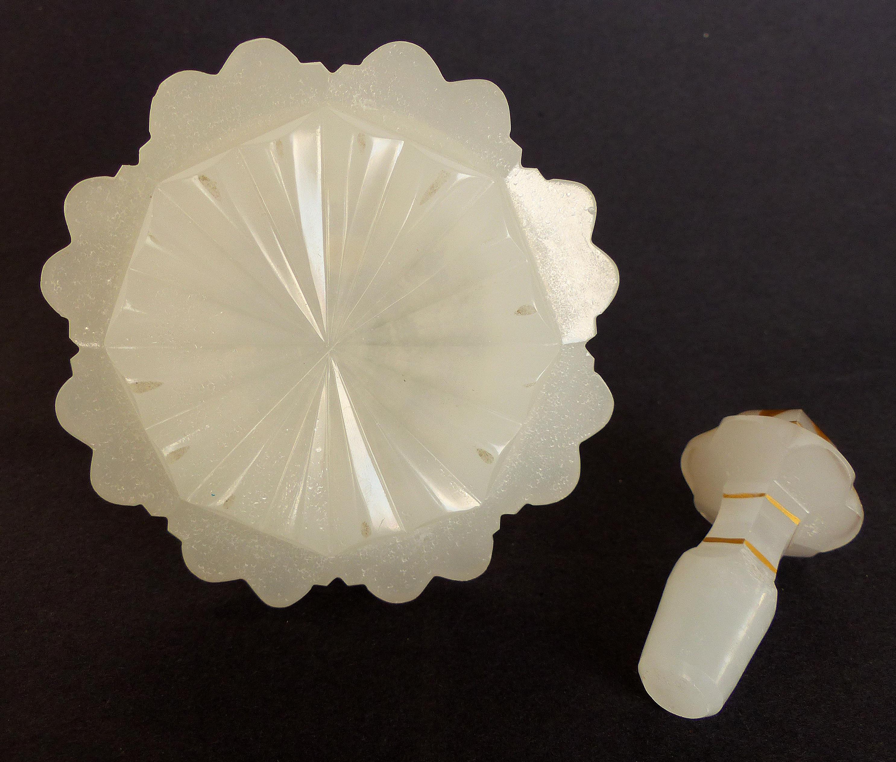 Émaillé Bouteille à parfum en verre opalin et émail doré de style victorien français avec bouchon