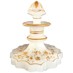 Bouteille à parfum en verre opalin et émail doré de style victorien français avec bouchon