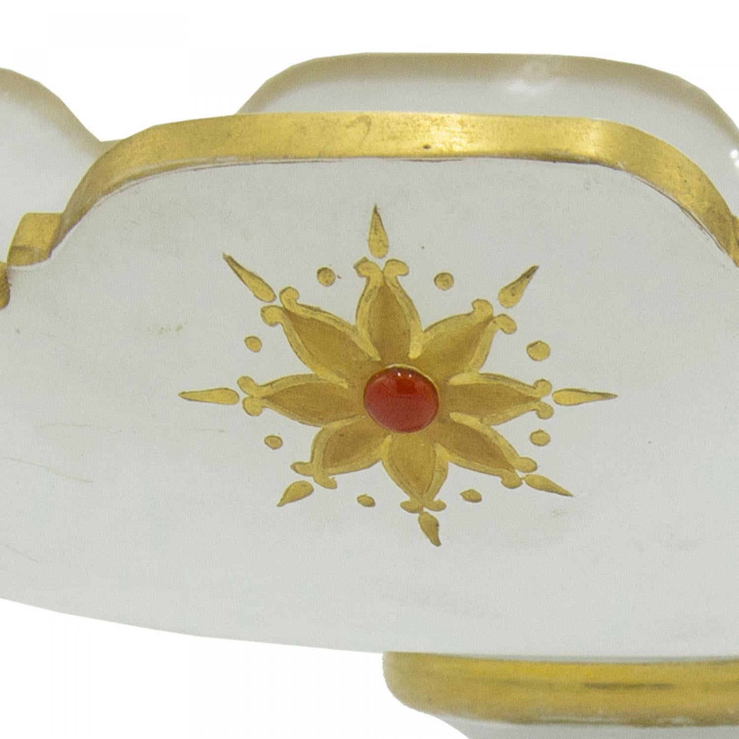 Composizione vittoriana francese in opalina bianca con finiture dorate e Jewell in vetro rotondo su una base a piedistallo.