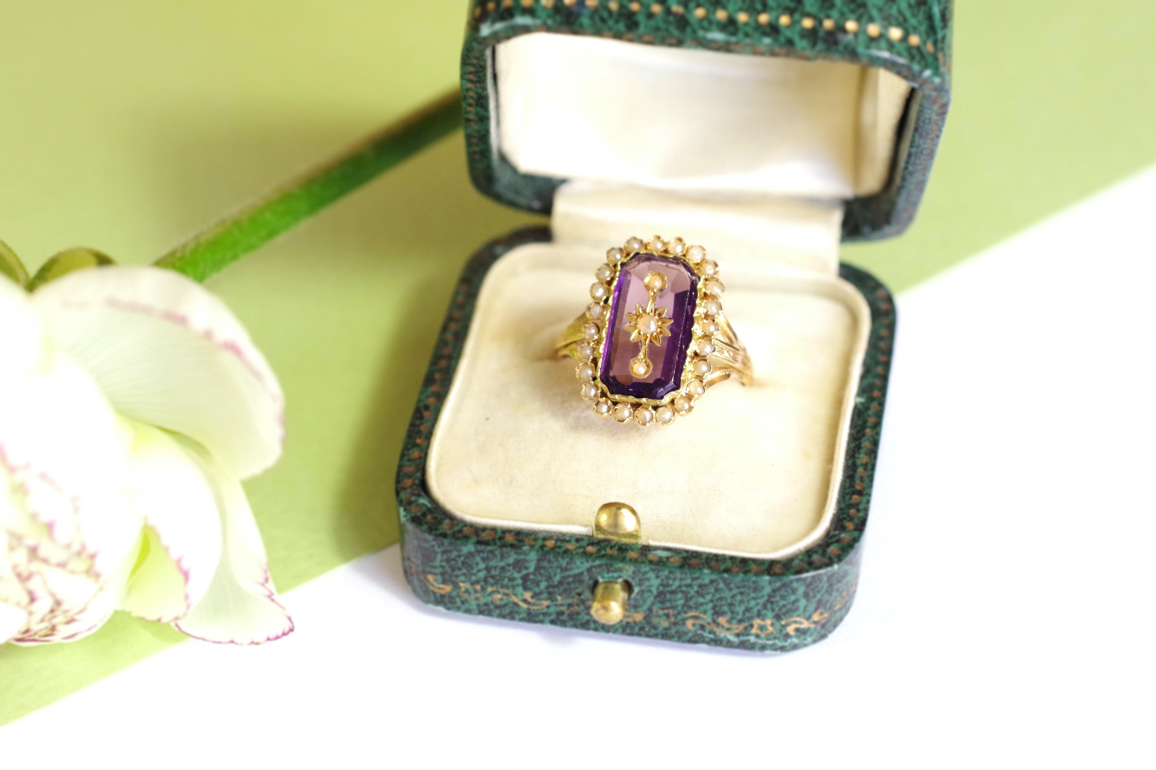 French Victorian pearl gold ring, Paste purple stone and seed pearls In Fair Condition For Sale In PARIS, FR