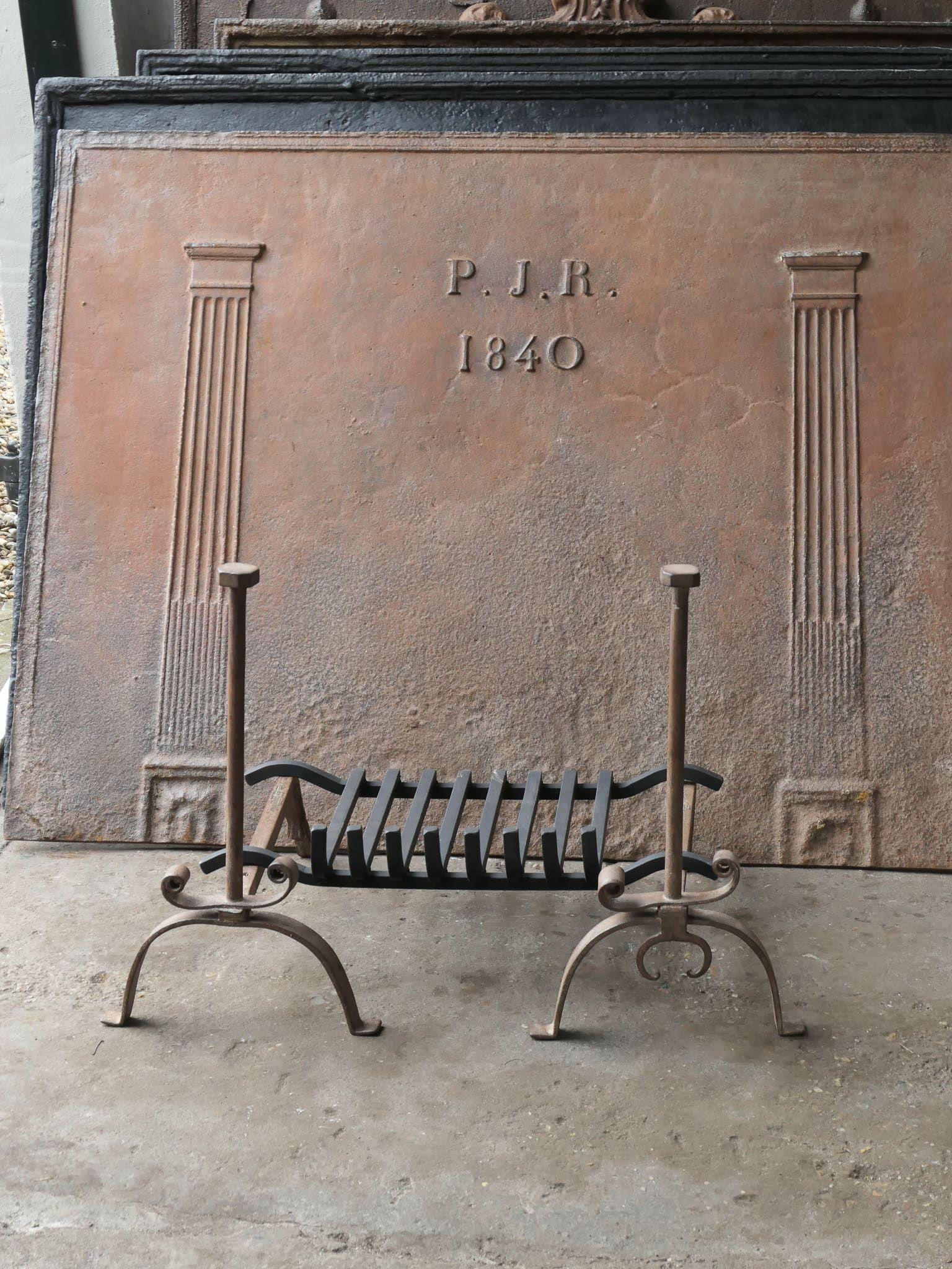 Griglia per camino francese del XIX secolo di epoca vittoriana, cesto per il fuoco in ferro battuto. La larghezza totale della parte anteriore è di 28,3 pollici (72,0 cm). Il cestino è in buone condizioni ed è perfettamente funzionante.