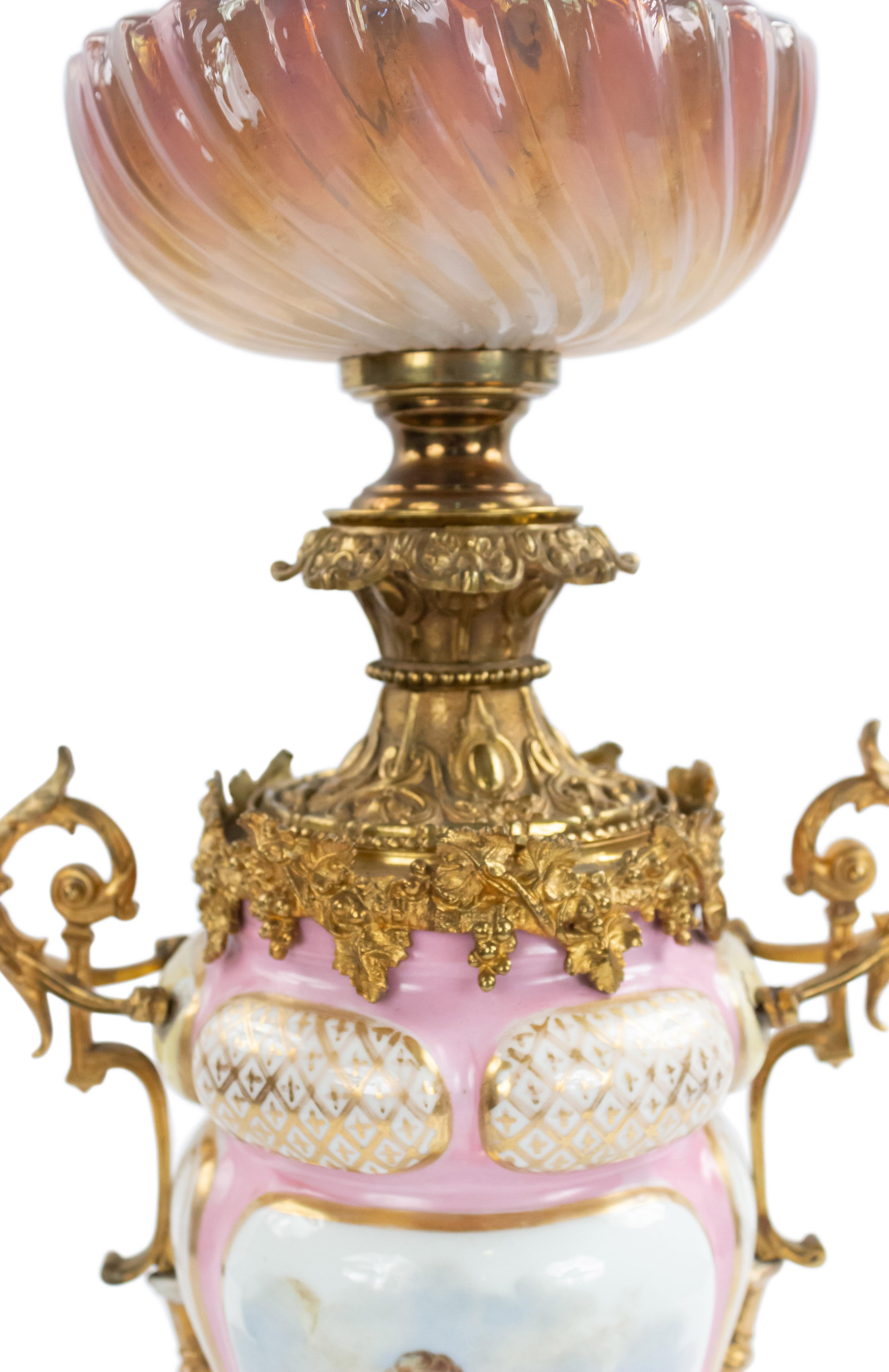 Paar französische viktorianische rosa Sevres-Porzellan-Öllampen im Zustand „Relativ gut“ im Angebot in New York, NY