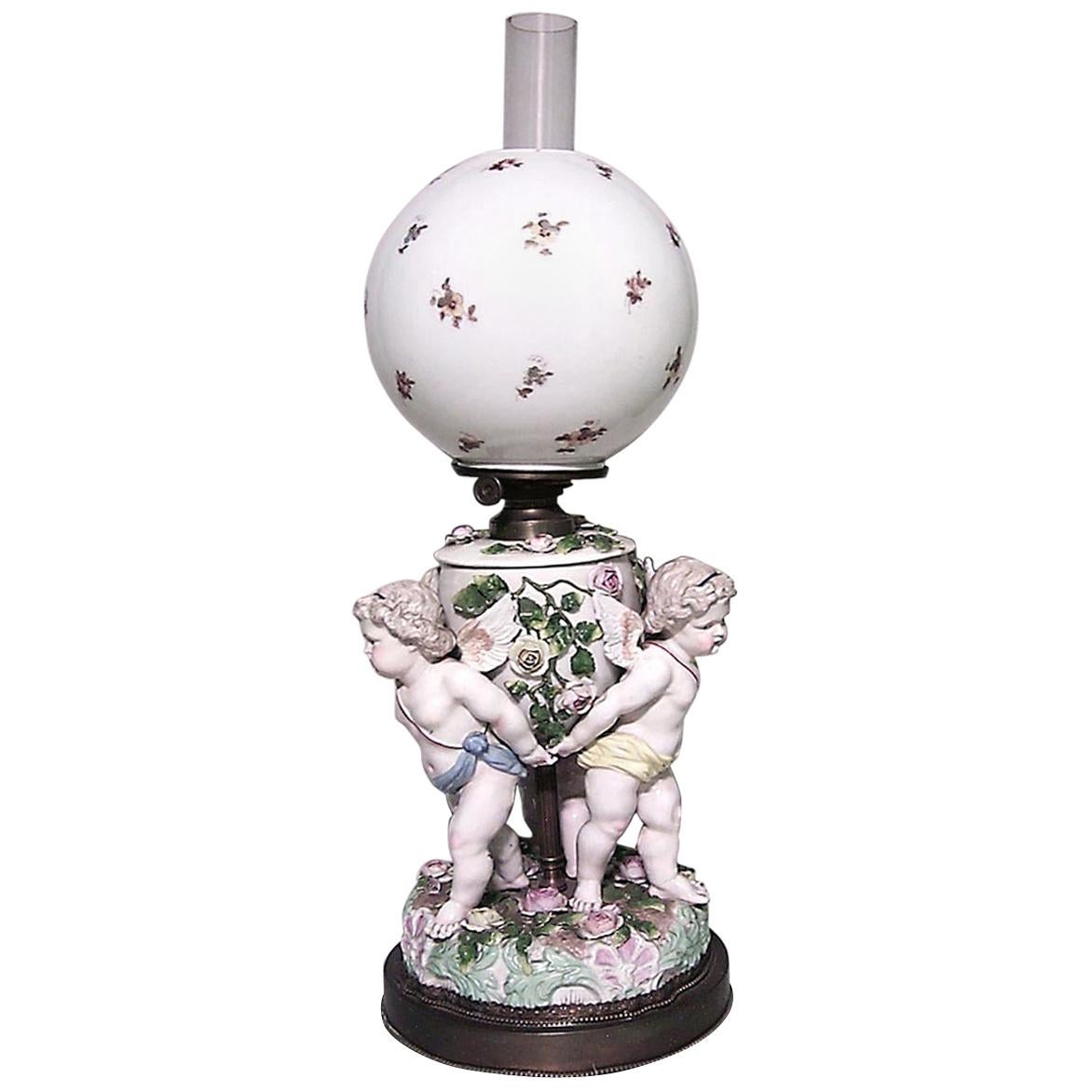 Lampada a olio a cherubino in porcellana francese vittoriana