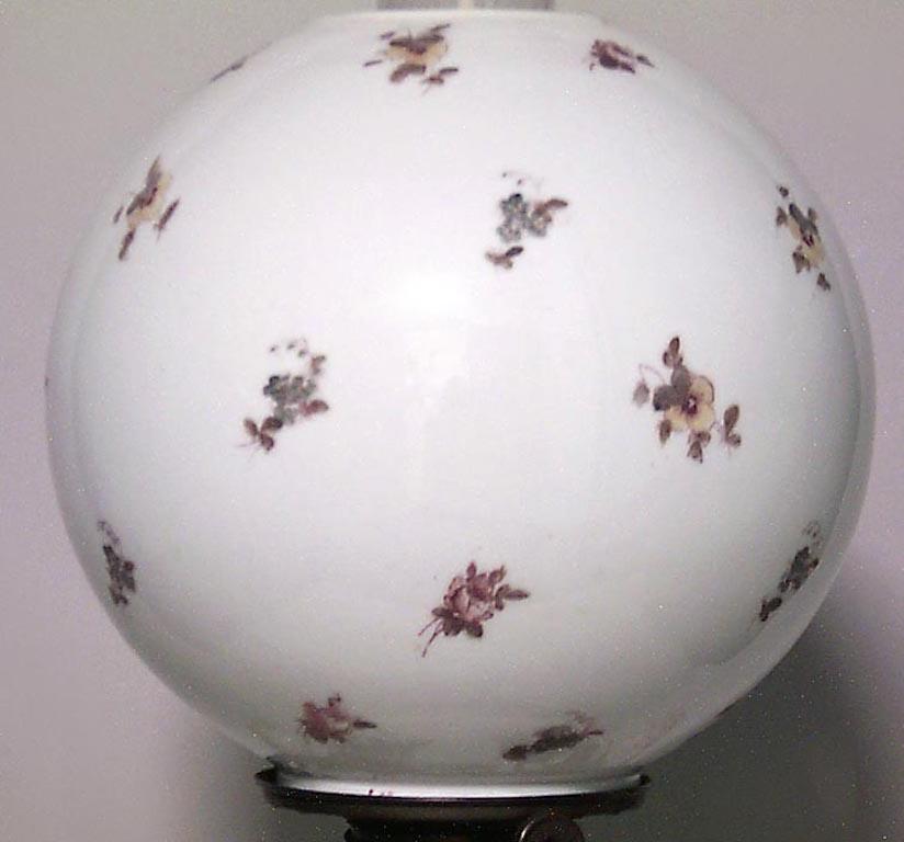 French Victorian Porcelain Cherub Oil Lamp In Good Condition For Sale In New York, NY