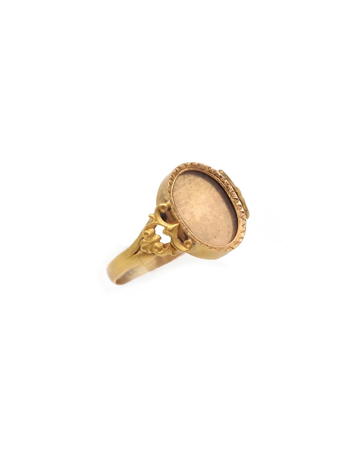 French Victorian sentimental locket ring in 18k gold, French hallmarks Damen im Angebot