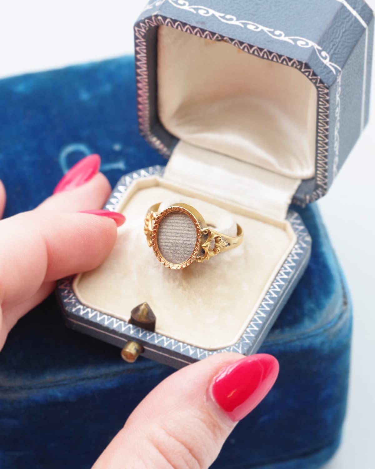French Victorian sentimental locket ring in 18k gold, French hallmarks im Angebot 1