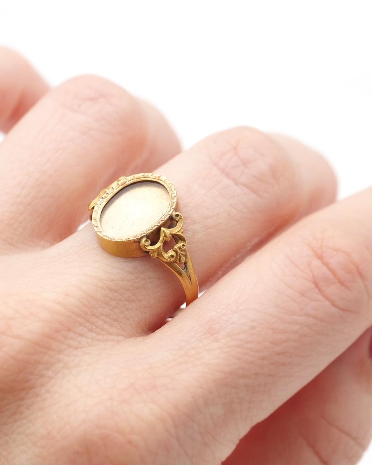 French Victorian sentimental locket ring in 18k gold, French hallmarks im Angebot 2