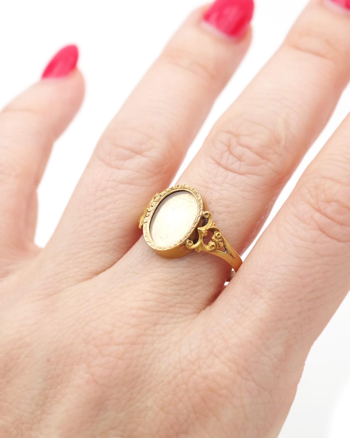 French Victorian sentimental locket ring in 18k gold, French hallmarks im Angebot 3