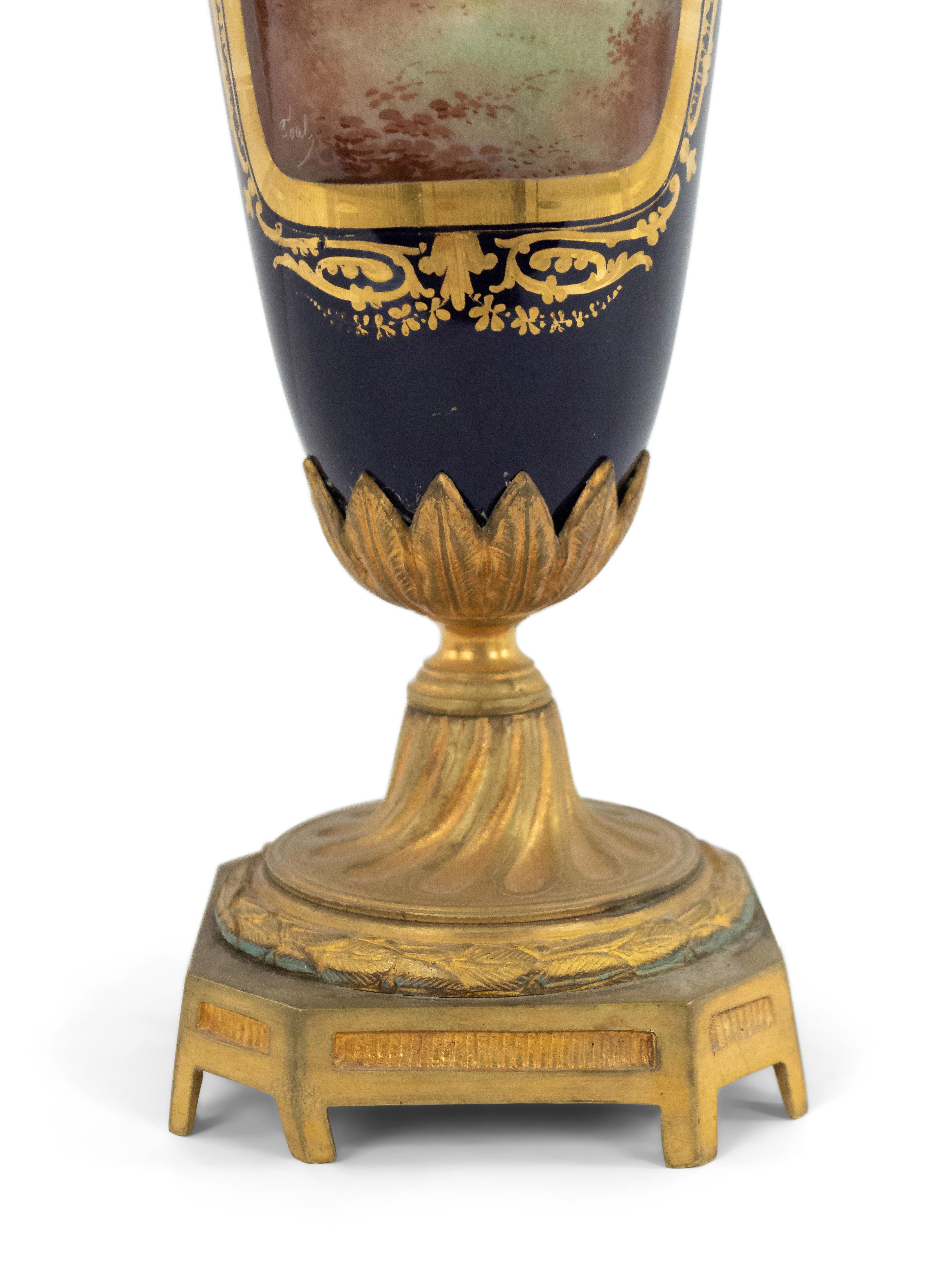 Lampe de table en porcelaine de Sèvres bleu victorien français avec des figures d'homme et de femme et une base en bronze doré et des poignées à tête de lion.