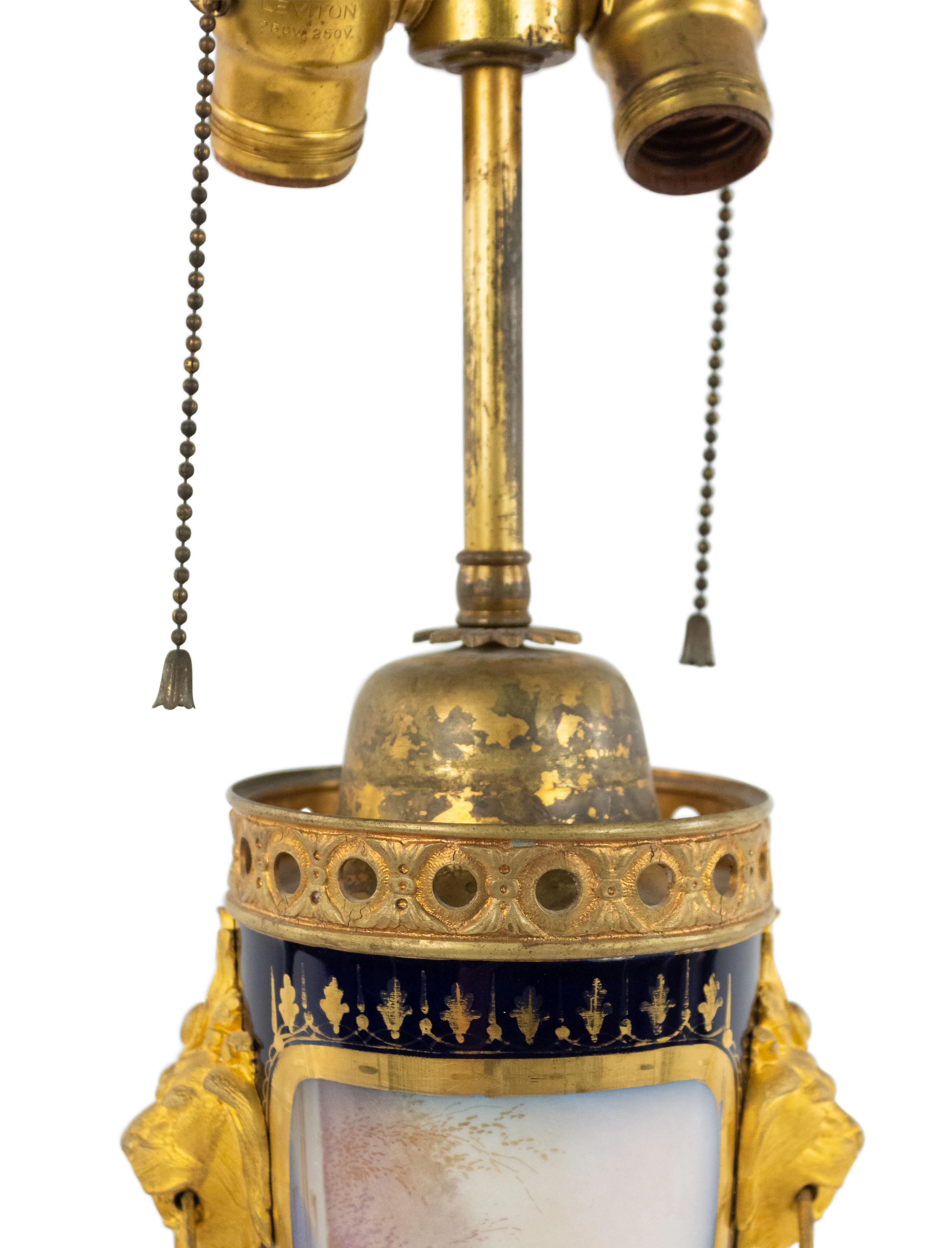 Français Lampe de table en porcelaine de Sèvres de style victorien français en vente