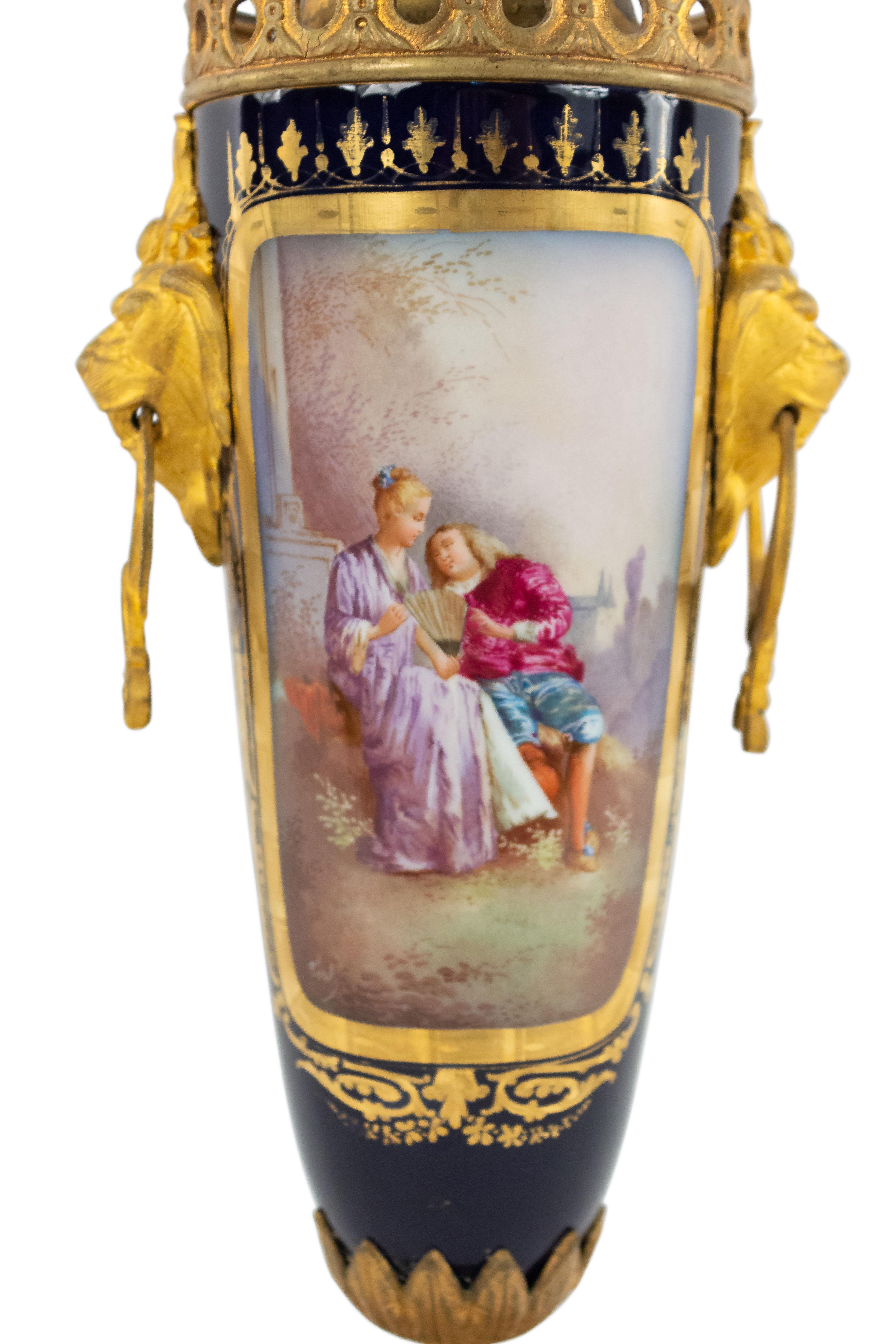 Lampe de table en porcelaine de Sèvres de style victorien français Bon état - En vente à New York, NY