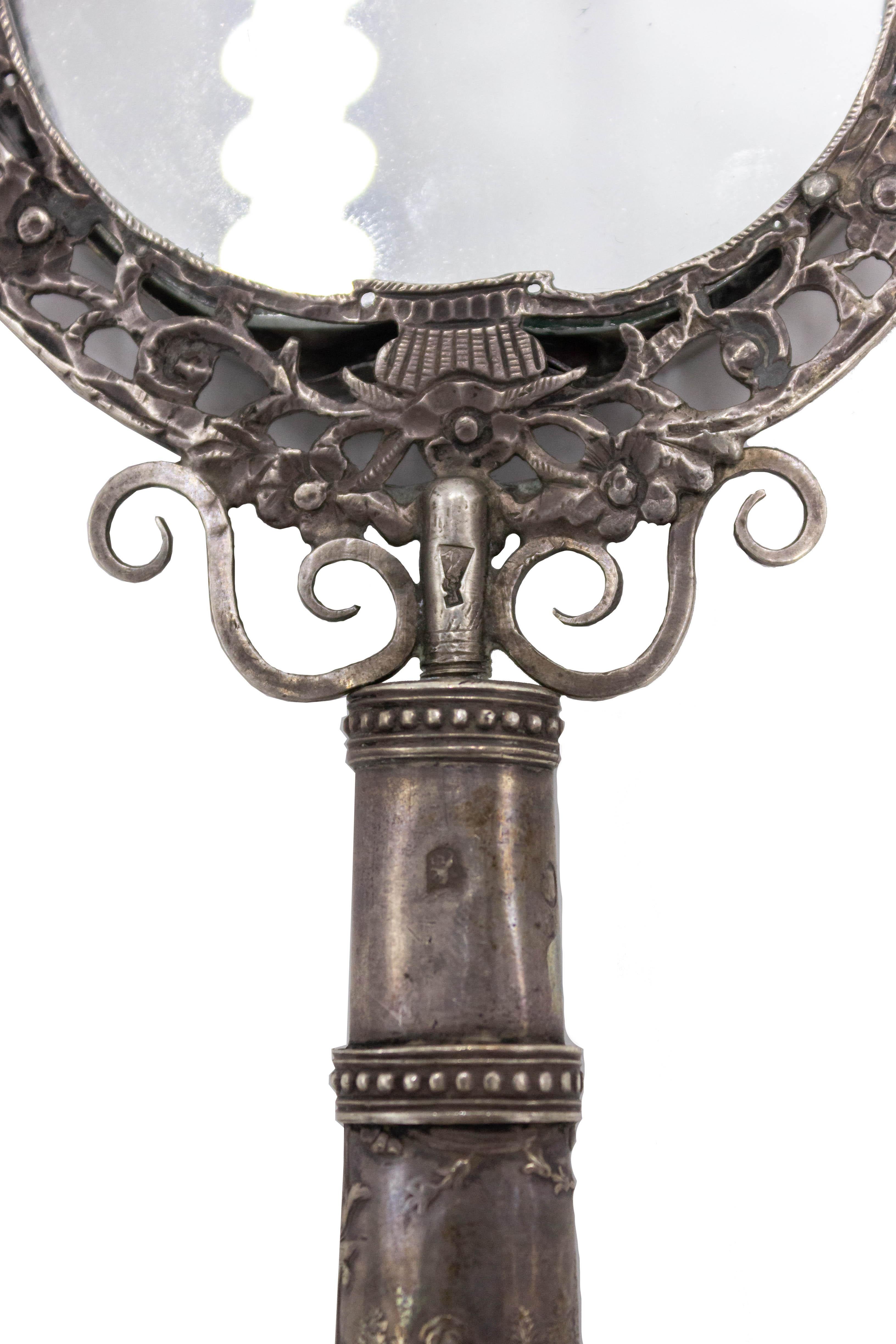 Français Miroir à main victorien français en métal argenté en vente