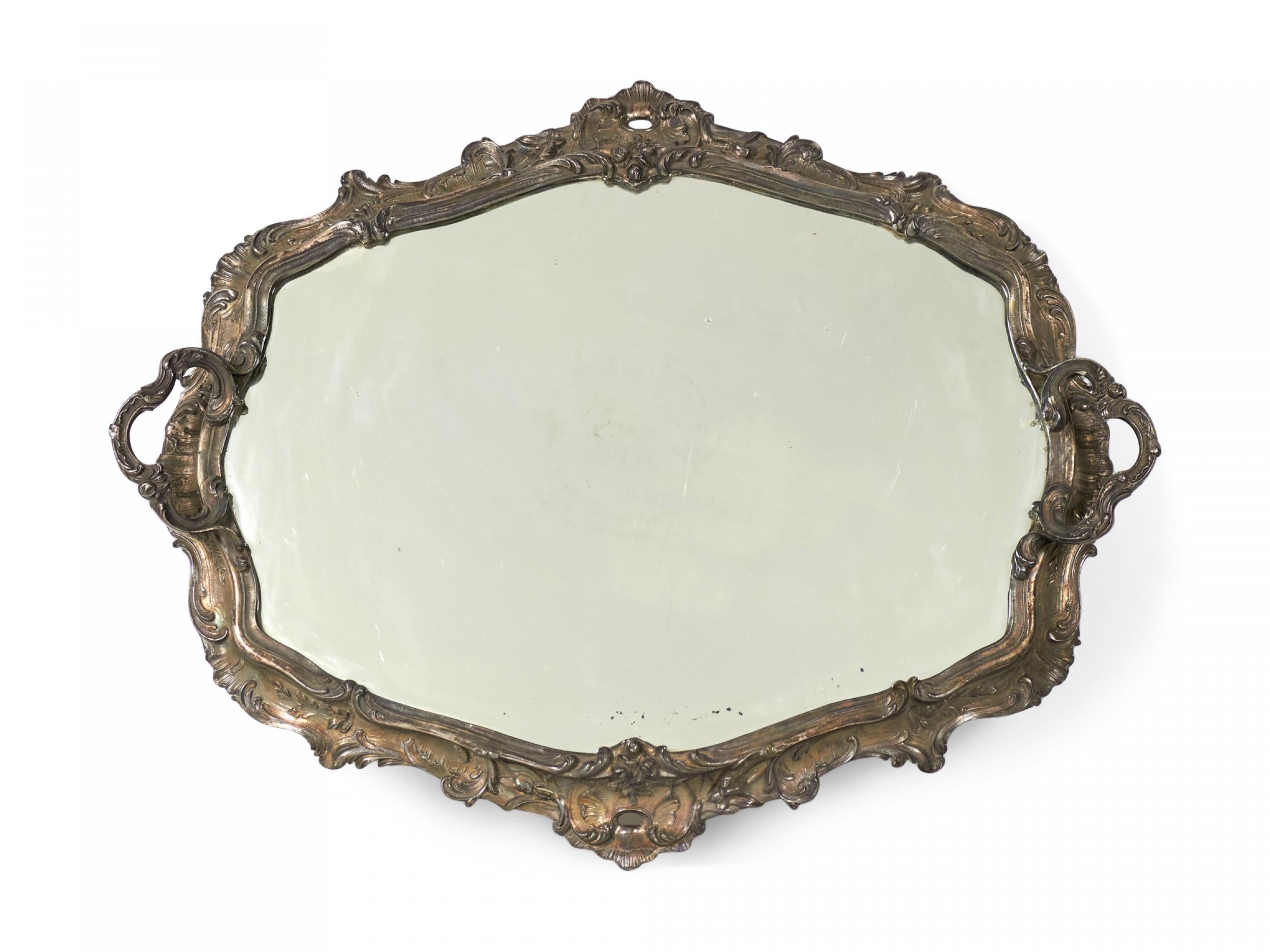 Vassoio vittoriano francese (XIX secolo) di forma rettangolare in lastra d'argento con bordo e maniglie con motivo a volute e conchiglie e superficie a specchio.