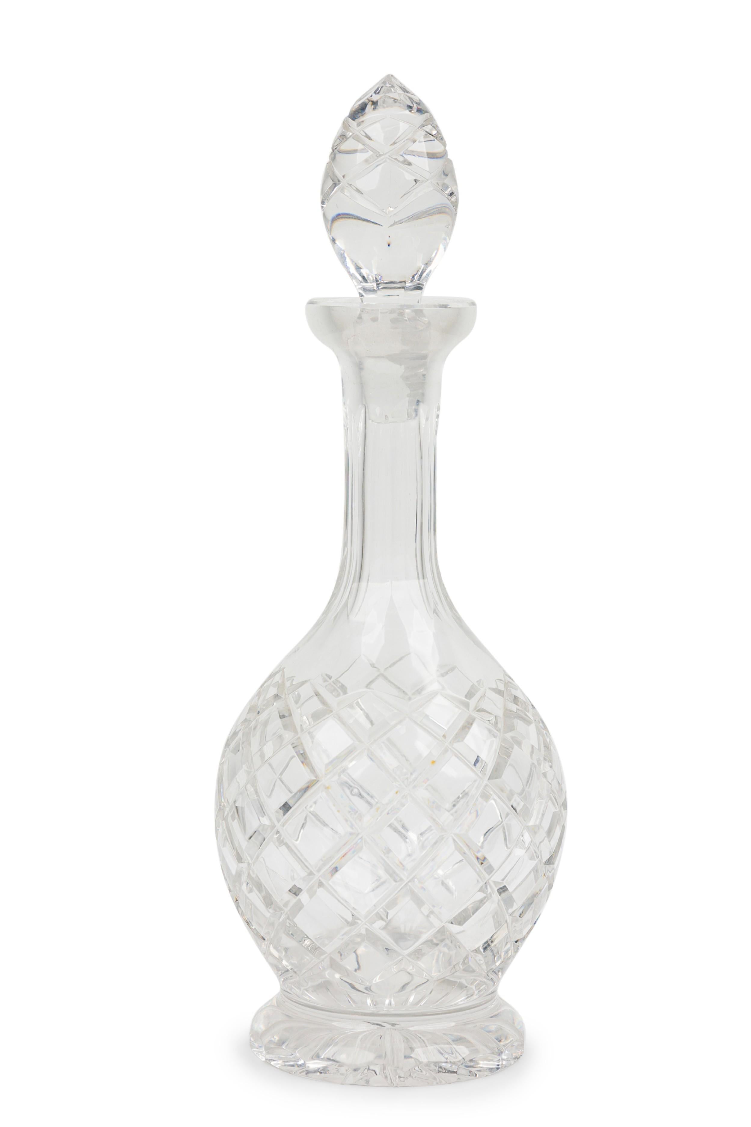 Jarra acampanada de Baccarat de estilo victoriano francés con cuello largo y fondo en forma de bulbo y tapón perfilado con un diseño de corte entrecruzado