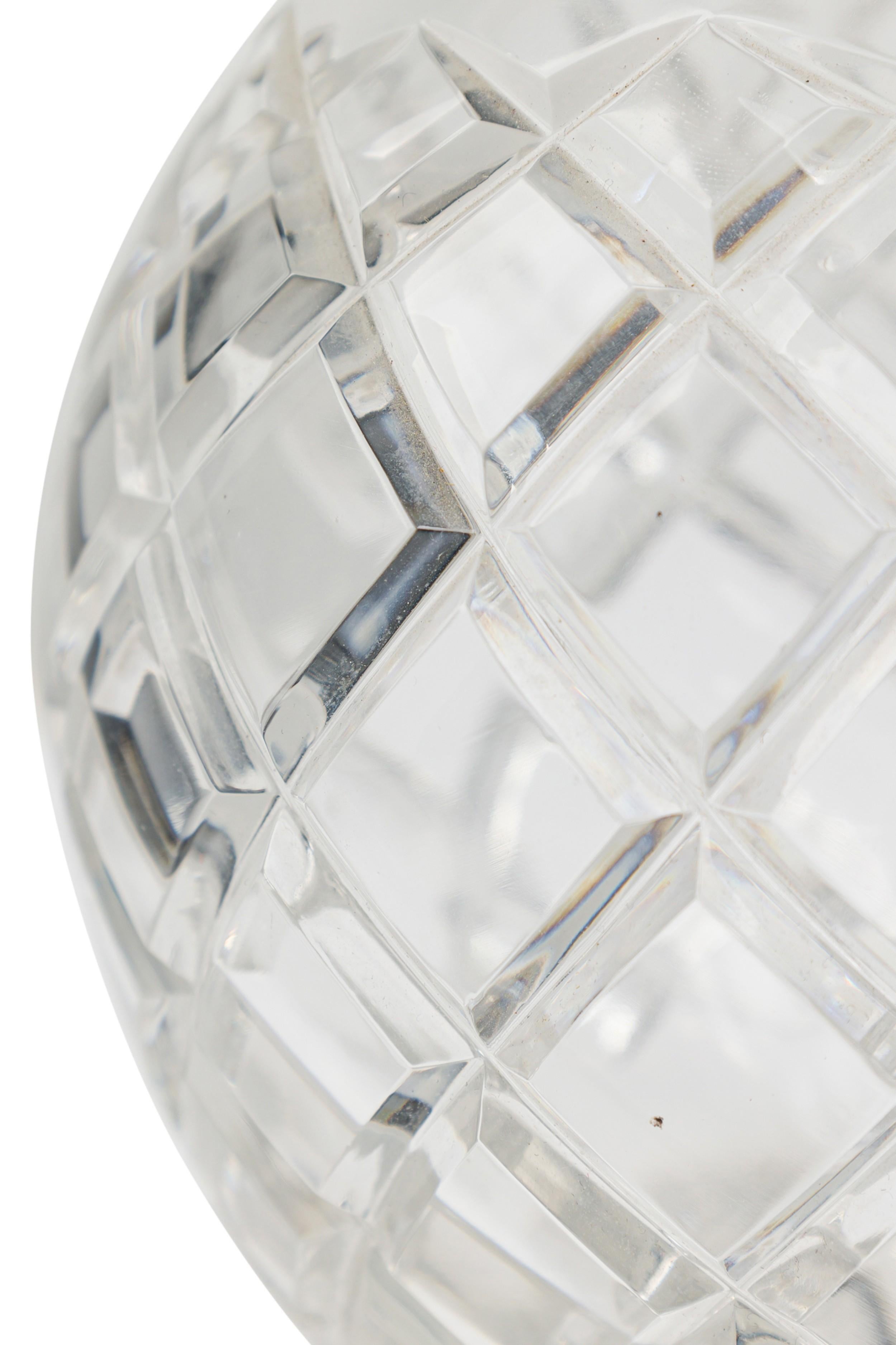 Decantador en forma de campana de Baccarat de estilo victoriano francés siglo XX en venta