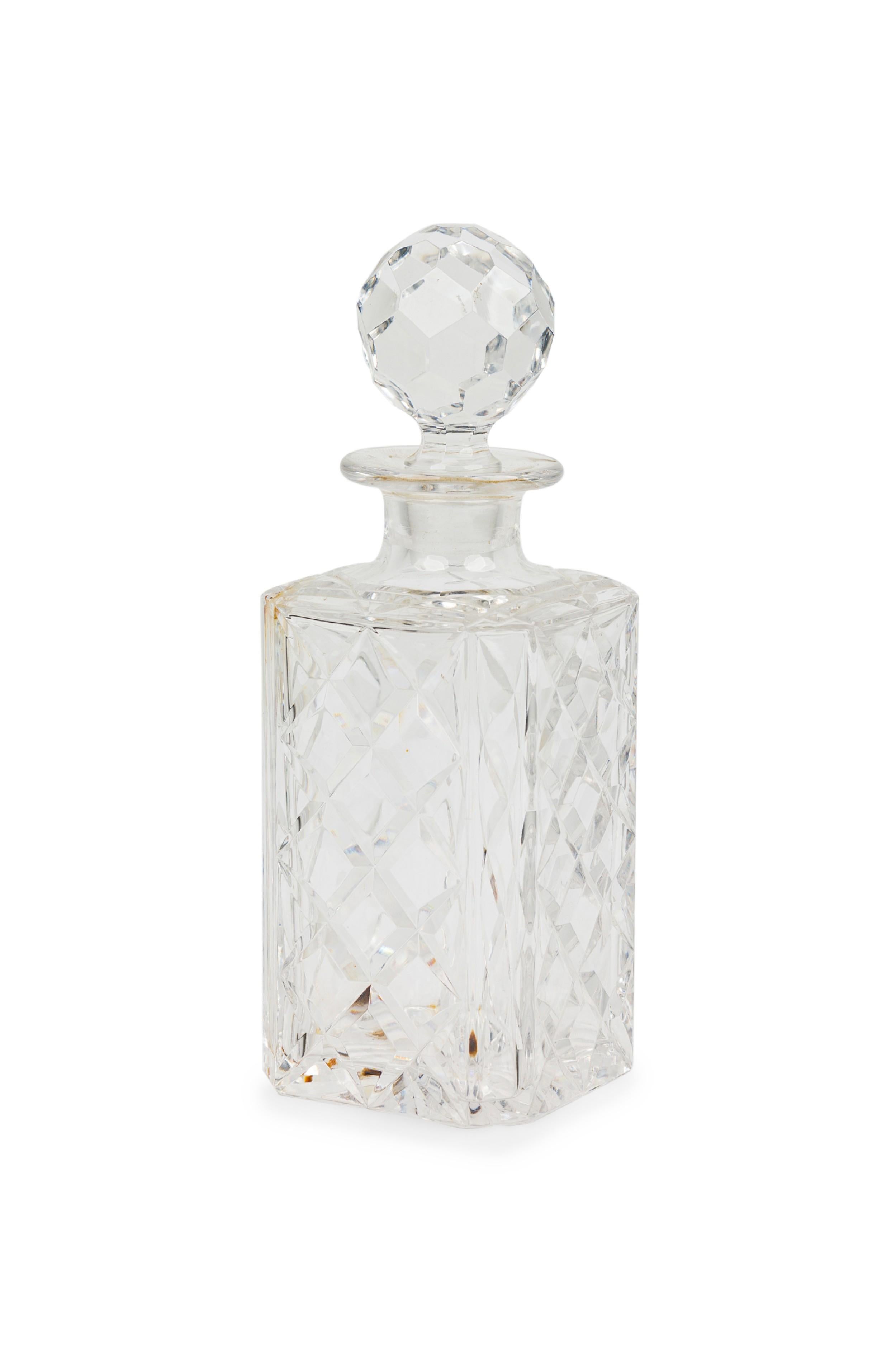 Carafe à whisky en cristal de Baccarat de style victorien, carrée, avec bouchon en forme de boule, à motif de coupe croisée.