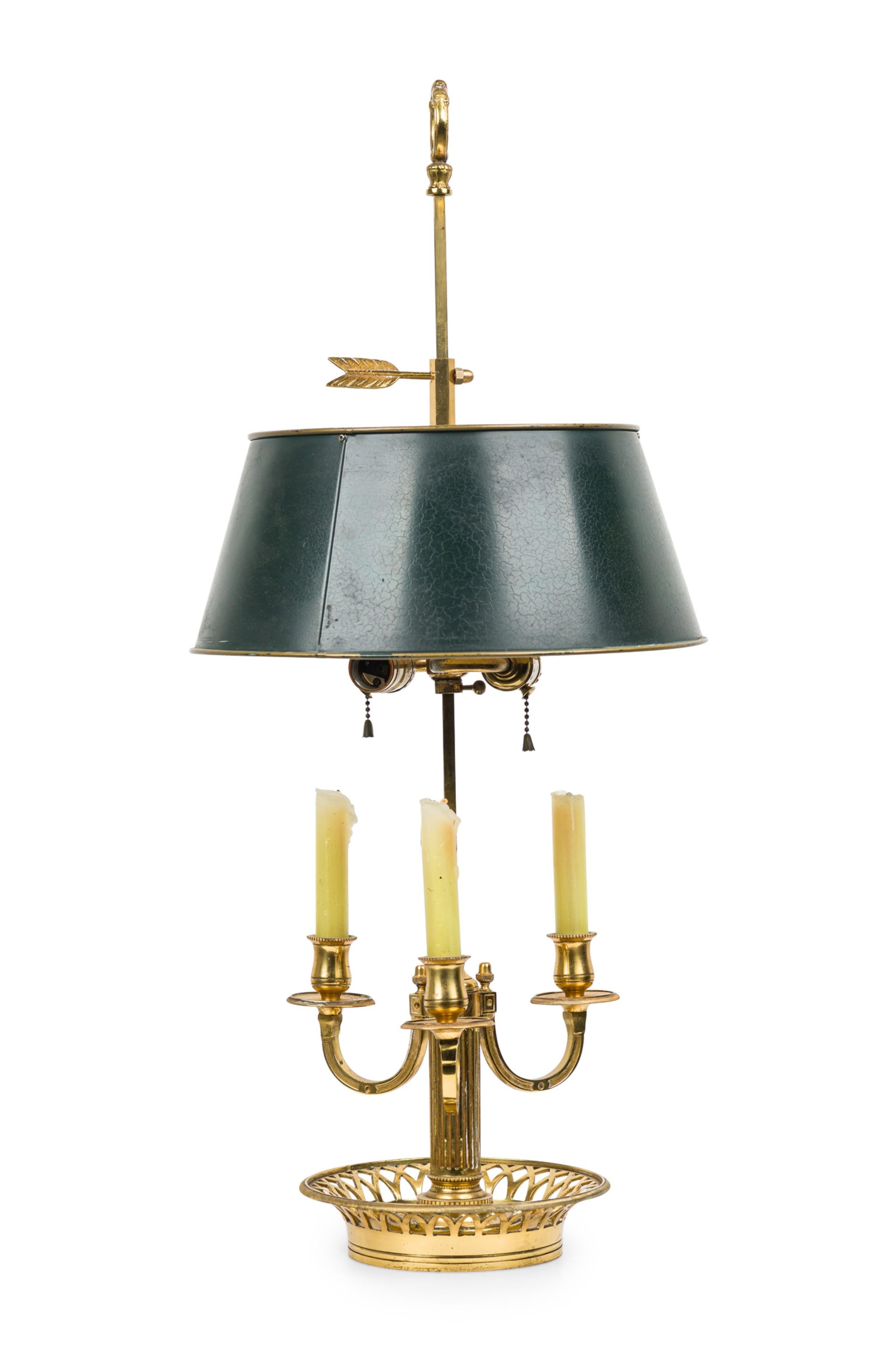 Victorien Lampe de table bouilotte en laiton de style victorien français avec abat-jour en métal vert foncé en vente