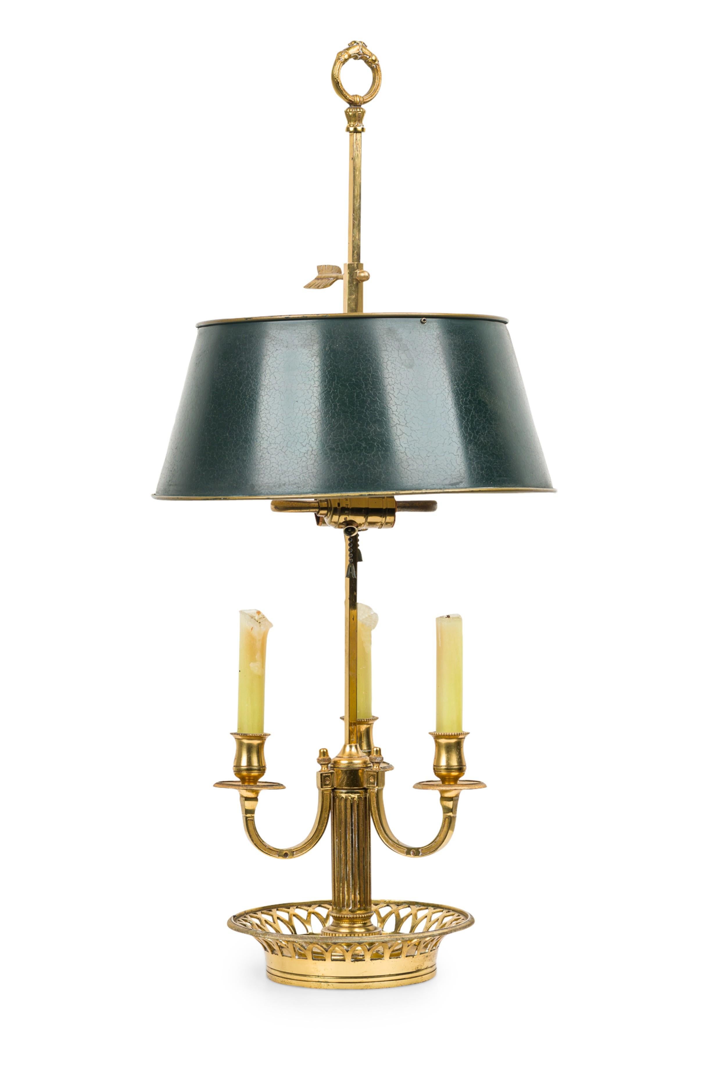 Français Lampe de table bouilotte en laiton de style victorien français avec abat-jour en métal vert foncé en vente