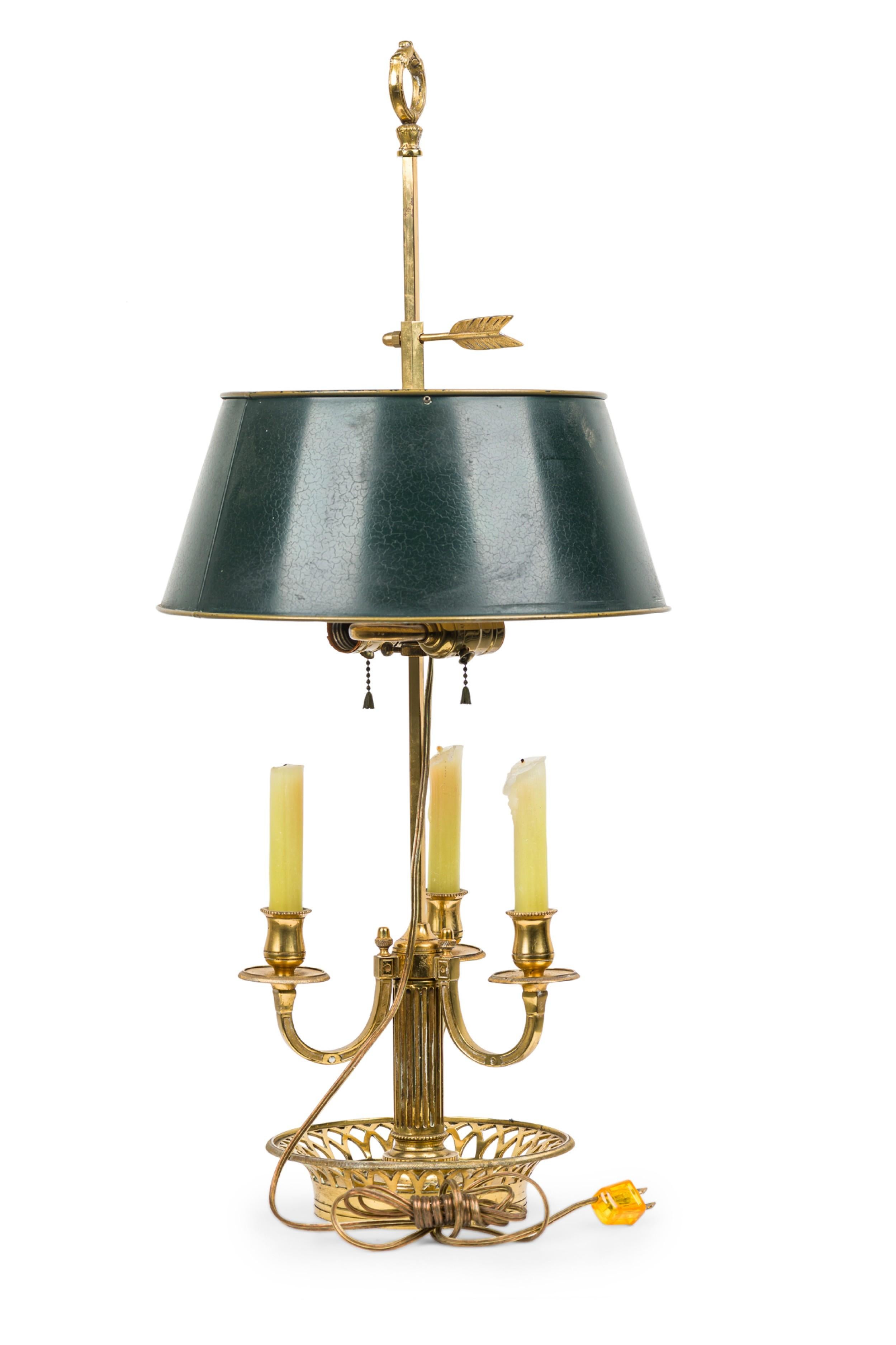 Fait main Lampe de table bouilotte en laiton de style victorien français avec abat-jour en métal vert foncé en vente