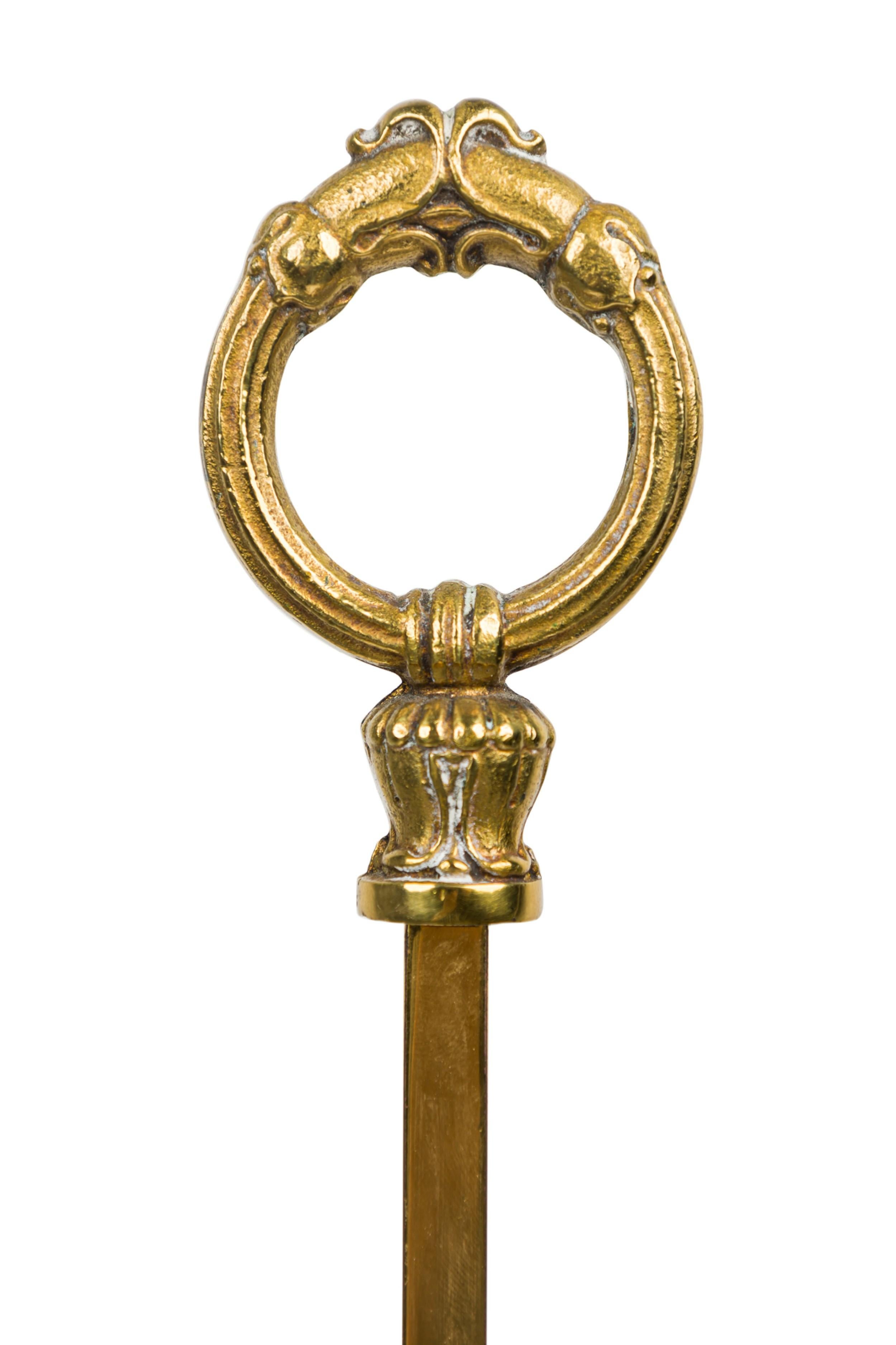 XIXe siècle Lampe de table bouilotte en laiton de style victorien français avec abat-jour en métal vert foncé en vente