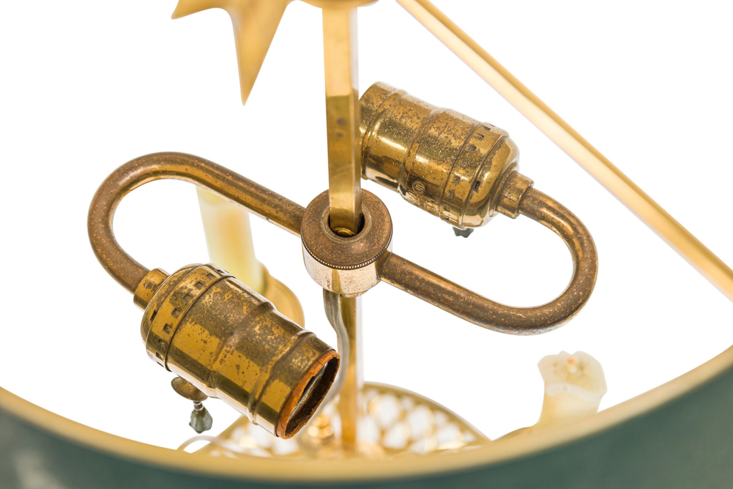 Lampe de table bouilotte en laiton de style victorien français avec abat-jour en métal vert foncé en vente 1