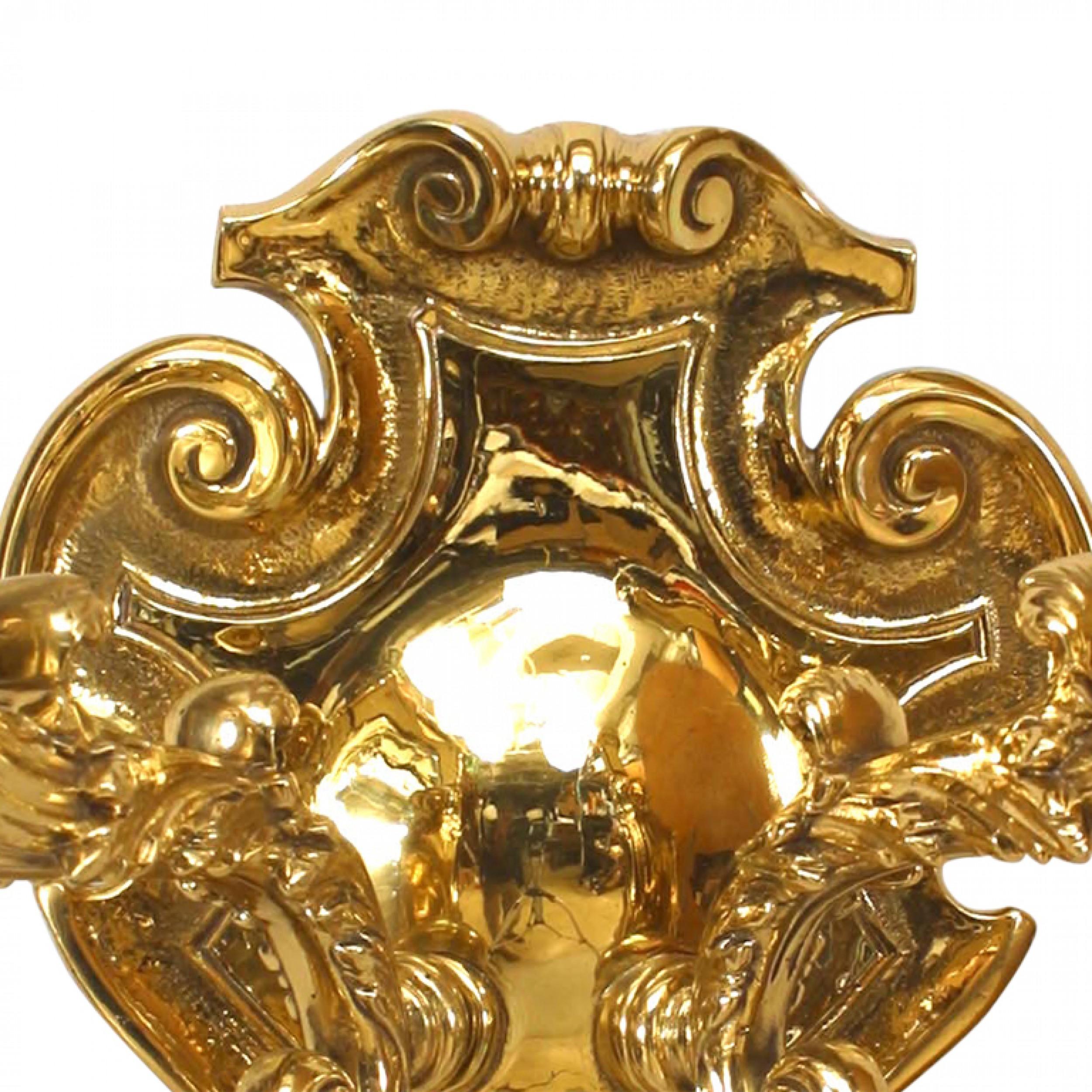 Applique a 2 luci in ottone in stile vittoriano francese con bracci scultorei a volute foliate montate su placca a muro.