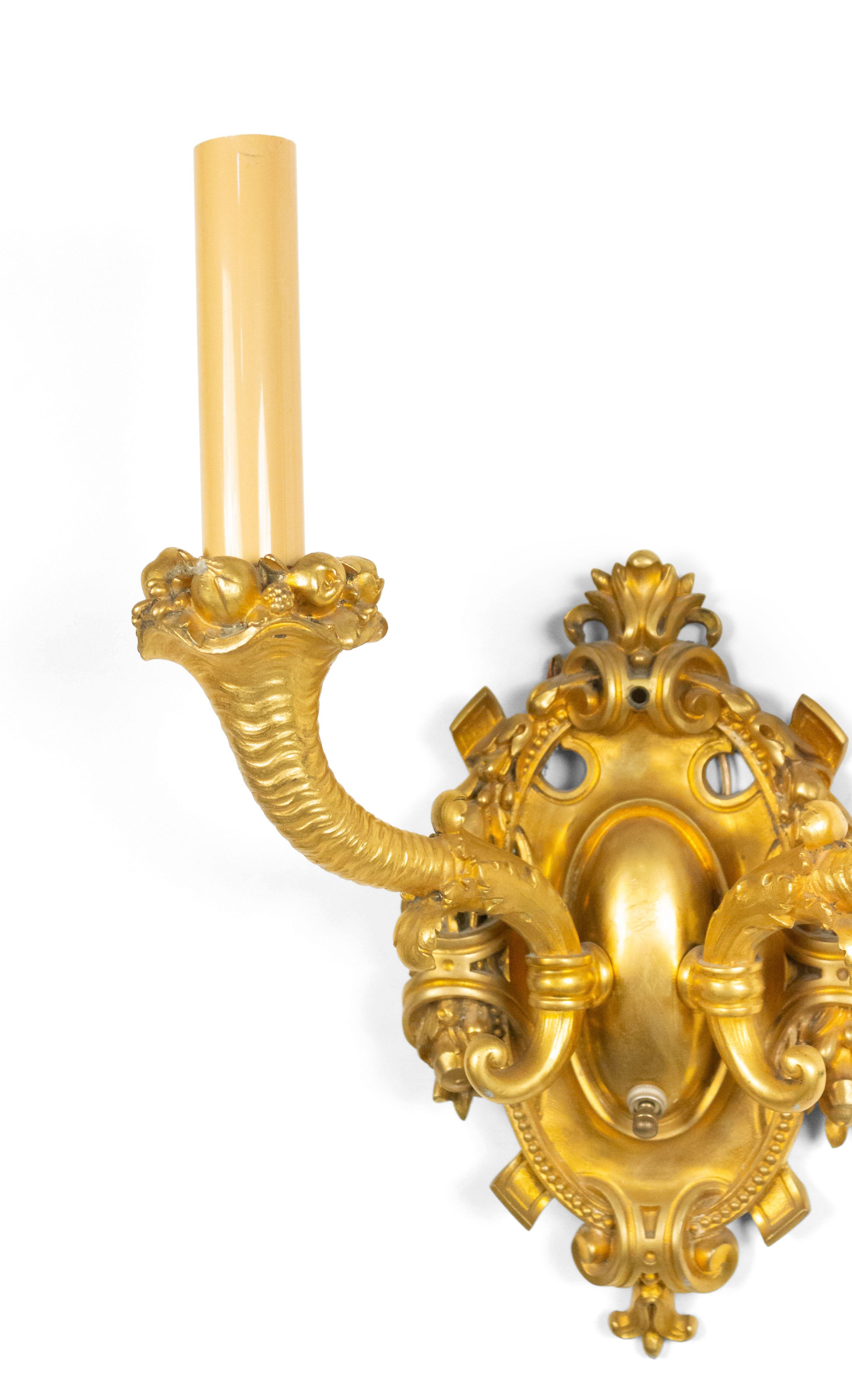 French Victorian-style (19/20th Century) bronze dore wall sconce with two arms, a cornucopia motif, and an oval scroll design backplate.
